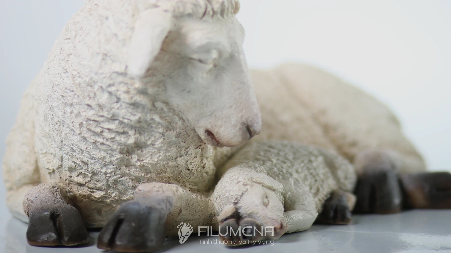 Tượng Chúa Giáng sinh tại Phát Diệm. Tượng Công giáo Filumena là tượng của Tình thương và Hy vọng. Bản quyền các tác phẩm tượng Công giáo thuộc về Filumena Art, Cộng hòa Pháp. Filumena sáng tác và sản xuất nhiều mẫu tượng Công giáo khác như Bàn thờ Chúa và gia tiên, Bàn thờ Công giáo, Bàn thờ Công giáo, Tượng Đức Mẹ để xe ô tô, Tượng Đức Mẹ để xe hơi