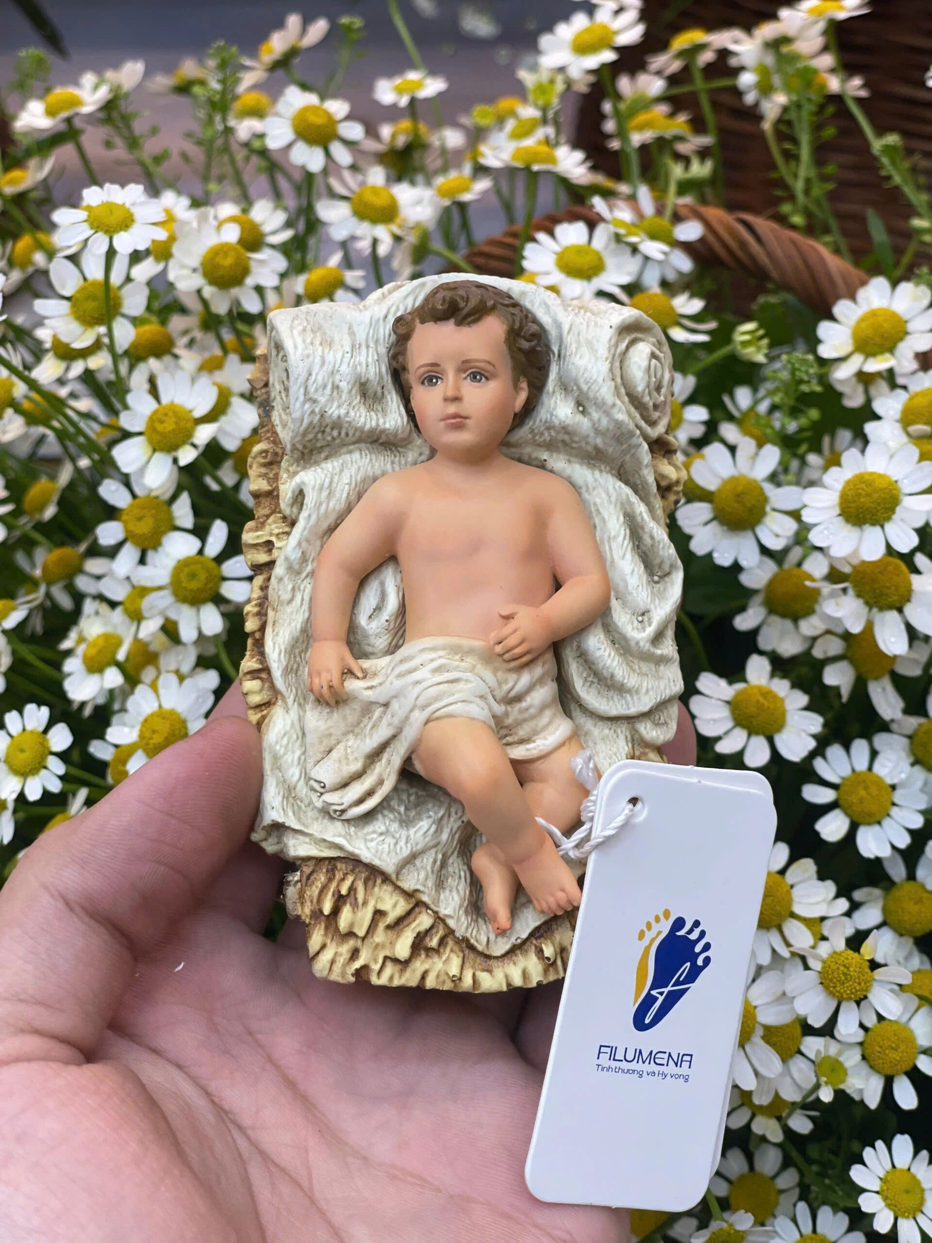 Tượng Chúa Giáng sinh tại Phát Diệm. Tượng Công giáo Filumena là tượng của Tình thương và Hy vọng. Bản quyền các tác phẩm tượng Công giáo thuộc về Filumena Art, Cộng hòa Pháp. Filumena sáng tác và sản xuất nhiều mẫu tượng Công giáo khác như Bàn thờ Chúa và gia tiên, Bàn thờ Công giáo, Bàn thờ Công giáo, Tượng Đức Mẹ để xe ô tô, Tượng Đức Mẹ để xe hơi