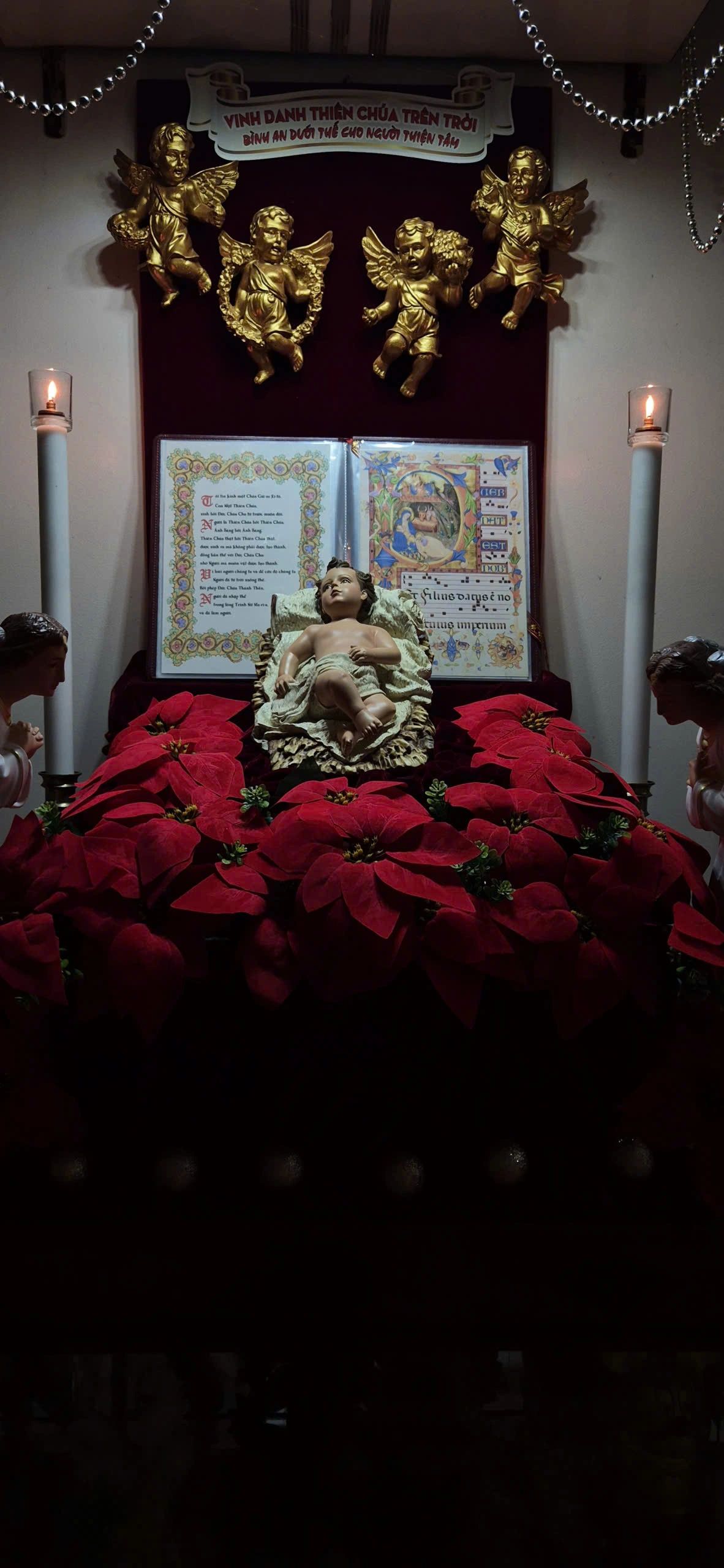 Tượng Chúa hài đồng tại Nhà sách Đức Mẹ Hằng Cứu Giúp. Tượng Công giáo Filumena là tượng của Tình thương và Hy vọng. Bản quyền các tác phẩm tượng Công giáo thuộc về Filumena Art, Cộng hòa Pháp. Filumena sáng tác và sản xuất nhiều mẫu tượng Công giáo khác như Tượng Chúa Giê-su, Tượng chịu nạn, Tượng công giáo mini, Tượng công giáo đẹp, Bàn thờ Chúa phòng khách