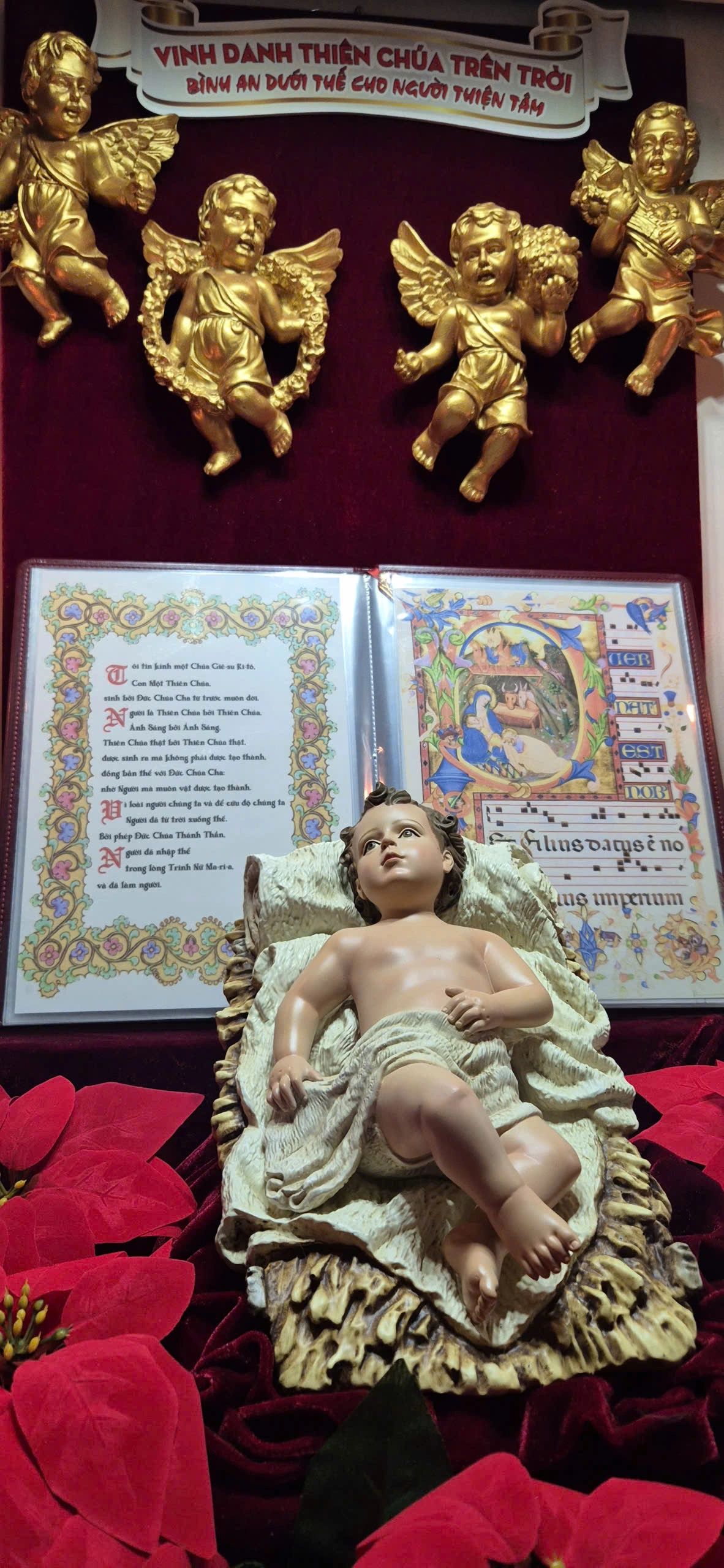 Tượng Chúa hài đồng tại Nhà sách Đức Mẹ Hằng Cứu Giúp. Tượng Công giáo Filumena là tượng của Tình thương và Hy vọng. Bản quyền các tác phẩm tượng Công giáo thuộc về Filumena Art, Cộng hòa Pháp. Filumena sáng tác và sản xuất nhiều mẫu tượng Công giáo khác như Tượng Chúa Giê-su, Tượng chịu nạn, Tượng công giáo mini, Tượng công giáo đẹp, Bàn thờ Chúa phòng khách