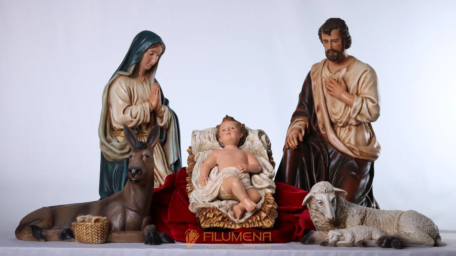 Bộ tượng Giáng sinh 30 cm 5 nhân vật tông màu sáng cổ điển