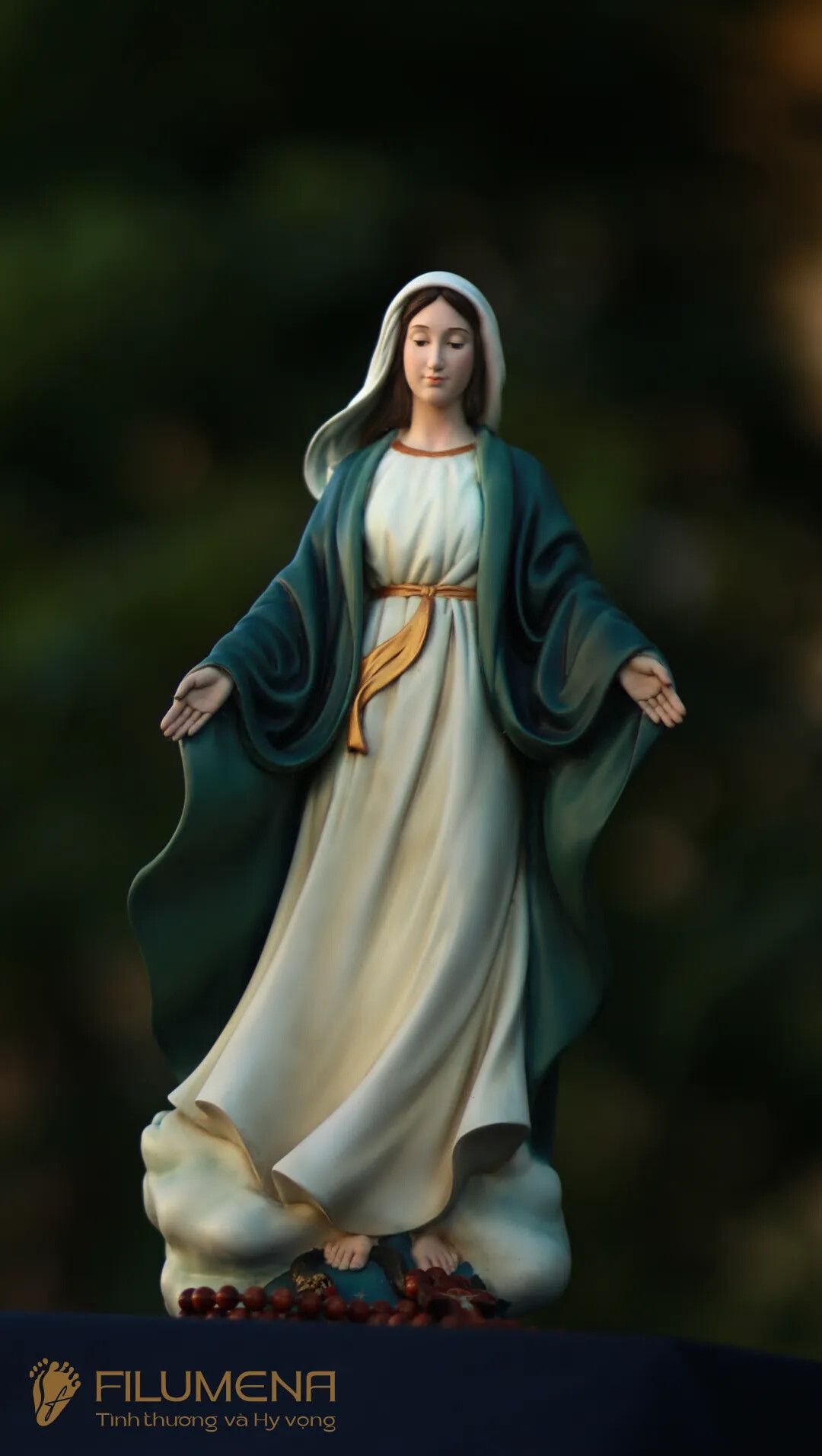 Tượng Đức Mẹ tại Hoa Kỳ. Tượng Công giáo Filumena là tượng của Tình thương và Hy vọng. Bản quyền các tác phẩm tượng Công giáo thuộc về Filumena Art, Cộng hòa Pháp. Filumena sáng tác và sản xuất nhiều mẫu tượng Công giáo khác như Bàn thờ Chúa và gia tiên, Bàn thờ Công giáo, Bàn thờ Công giáo, Tượng Đức Mẹ để xe ô tô, Tượng Đức Mẹ để xe hơi