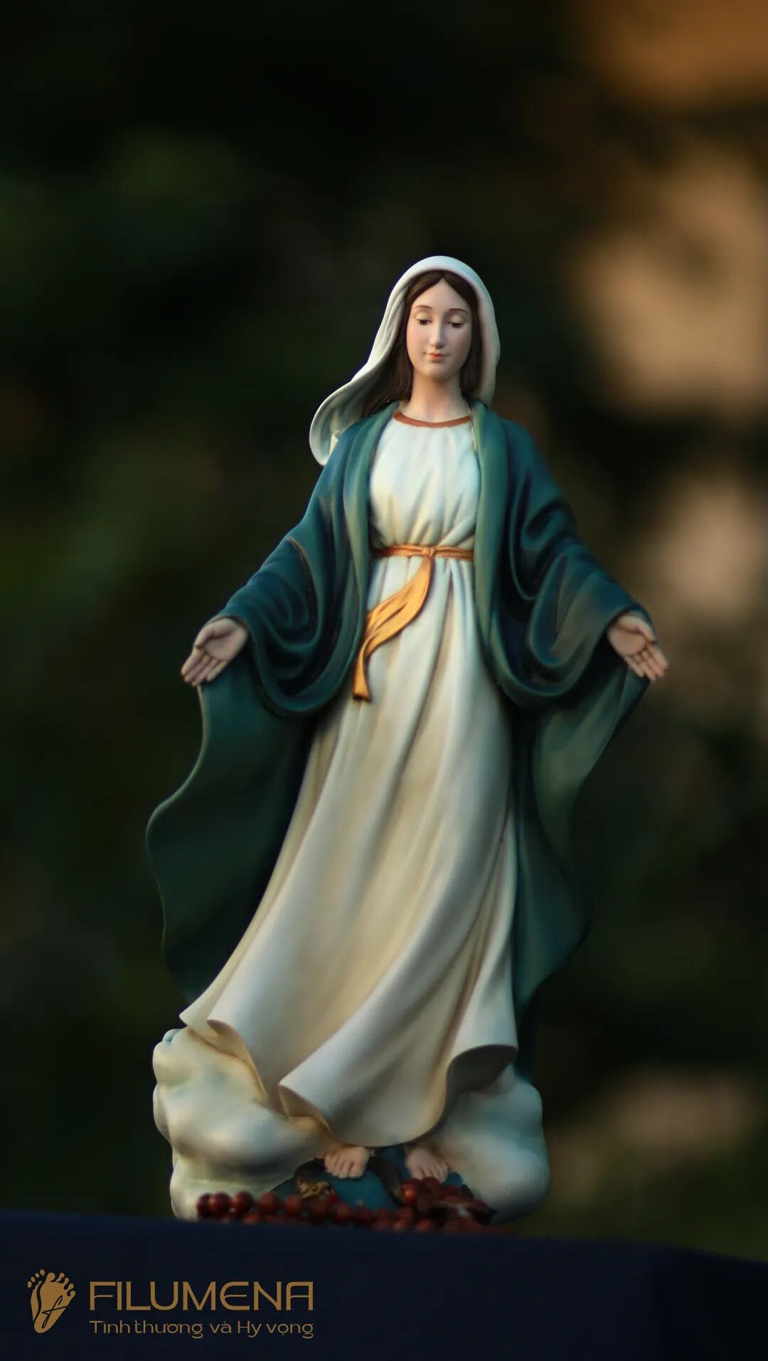 Tượng Đức Mẹ Ban Ơn tại TP. Hồ Chí Minh. Tượng Công giáo Filumena là tượng của Tình thương và Hy vọng. Bản quyền các tác phẩm tượng Công giáo thuộc về Filumena Art, Cộng hòa Pháp. Filumena sáng tác và sản xuất nhiều mẫu tượng Công giáo khác như Tượng Đức Mẹ, Tượng Đức Mẹ Fatima, Tượng Đức Mẹ Ban Ơn, Tượng Chúa, Tượng Chúa Giê-su