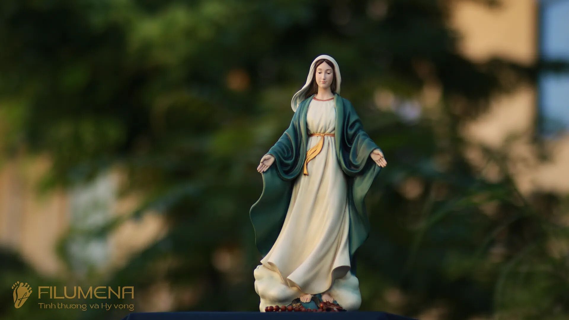 Tượng Đức Mẹ tại Phát Diệm. Tượng Công giáo Filumena là tượng của Tình thương và Hy vọng. Bản quyền các tác phẩm tượng Công giáo thuộc về Filumena Art, Cộng hòa Pháp. Filumena sáng tác và sản xuất nhiều mẫu tượng Công giáo khác như Bàn thờ Chúa và gia tiên, Bàn thờ Công giáo, Bàn thờ Công giáo, Tượng Đức Mẹ để xe ô tô, Tượng Đức Mẹ để xe hơi