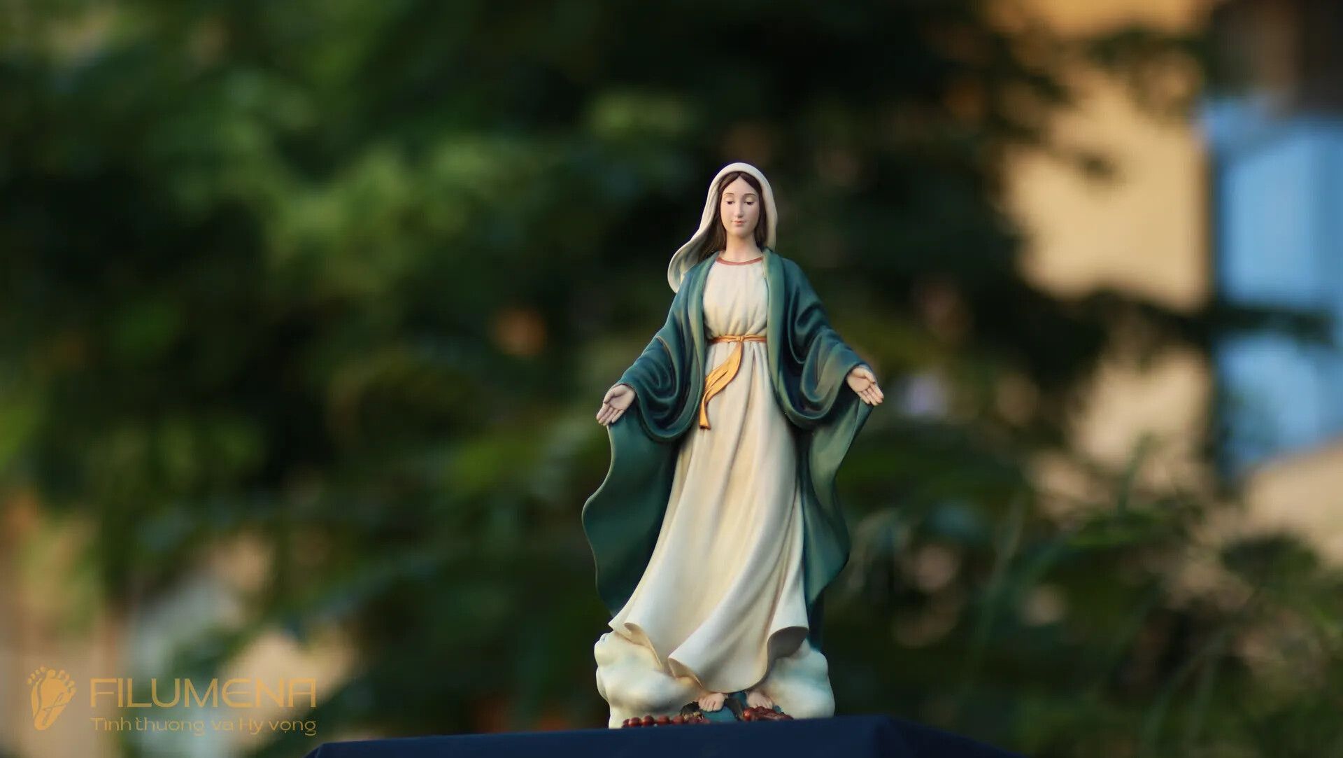 Tượng Đức Mẹ tại Hoa Kỳ. Tượng Công giáo Filumena là tượng của Tình thương và Hy vọng. Bản quyền các tác phẩm tượng Công giáo thuộc về Filumena Art, Cộng hòa Pháp. Filumena sáng tác và sản xuất nhiều mẫu tượng Công giáo khác như Bàn thờ Chúa và gia tiên, Bàn thờ Công giáo, Bàn thờ Công giáo, Tượng Đức Mẹ để xe ô tô, Tượng Đức Mẹ để xe hơi