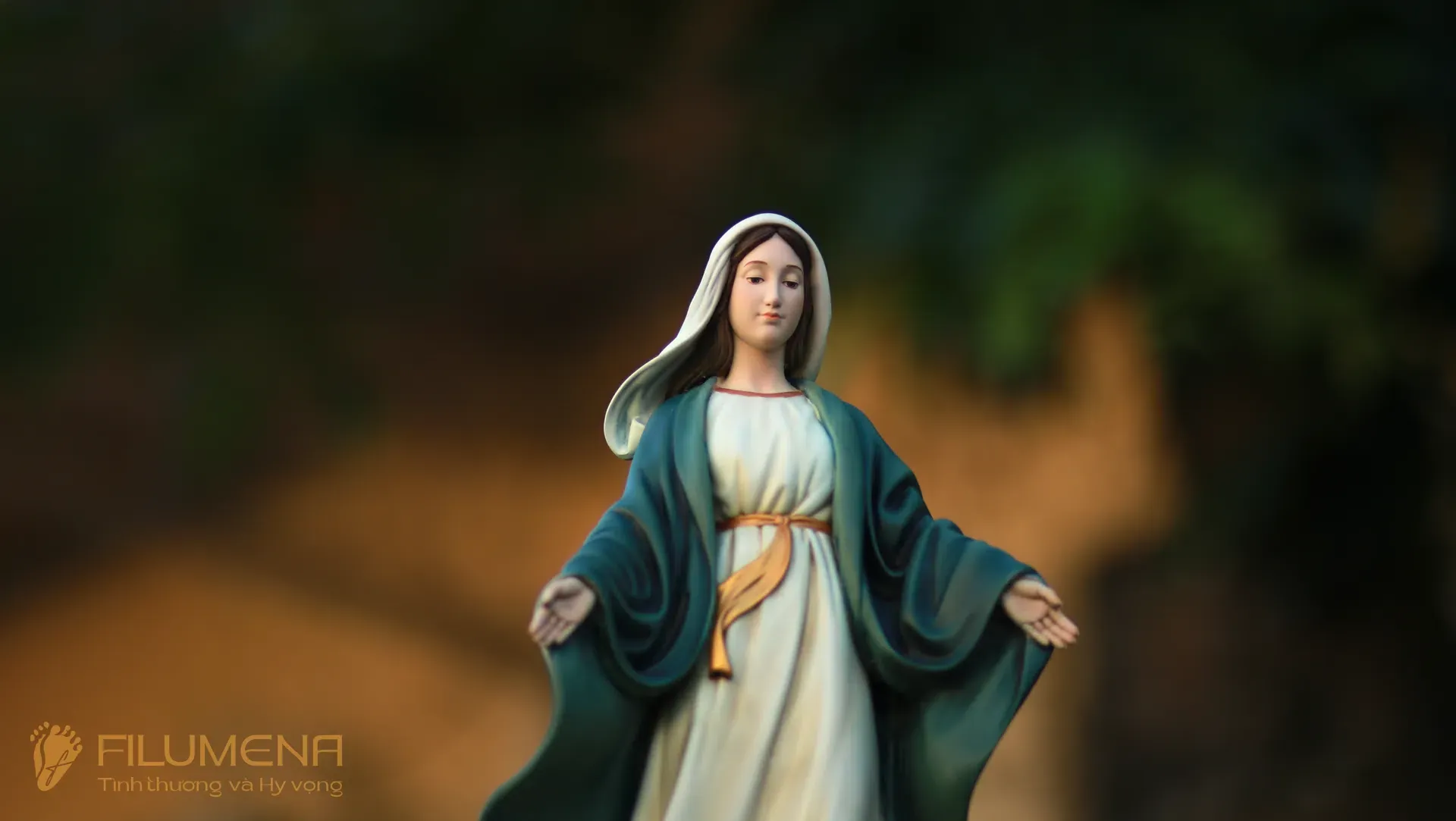 Tượng Đức Mẹ tại Nhà sách Đức Mẹ Hằng Cứu Giúp. Tượng Công Giáo Filumena được sáng tác bởi các nghệ sĩ Filumena. Mỗi tác phẩm đều là đóng góp của quý vị cho các việc bác ái. Tượng làm bằng chất liệu bột đá tự nhiên và resin, có đủ các kích thước từ 15, 20 cm tới 1m và lớn hơn nữa.