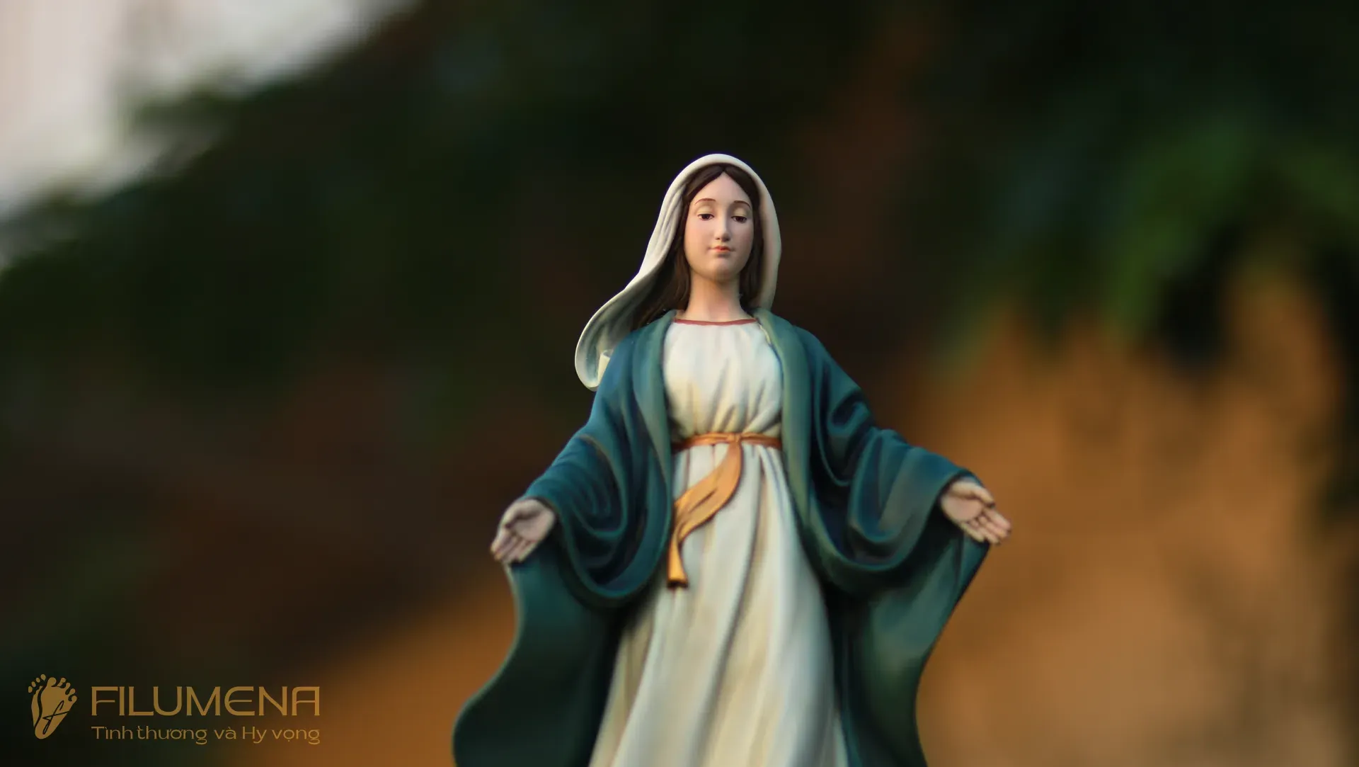 Tượng Đức Mẹ Ban Ơn tại Phát Diệm. Tượng Công Giáo Filumena được sáng tác bởi các nghệ sĩ Filumena. Mỗi tác phẩm đều là đóng góp của quý vị cho các việc bác ái. Tượng làm bằng chất liệu bột đá tự nhiên và resin, có đủ các kích thước từ 15, 20 cm tới 1m và lớn hơn nữa.