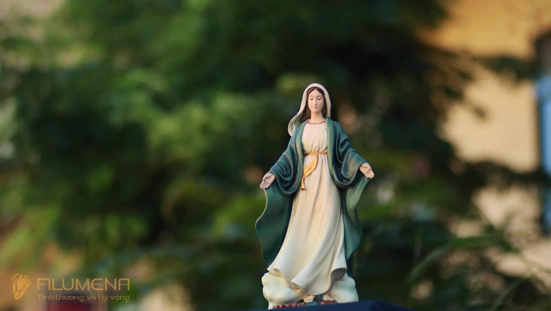 Tượng Đức Mẹ tại Phát Diệm. Tượng Công giáo Filumena là tượng của Tình thương và Hy vọng. Bản quyền các tác phẩm tượng Công giáo thuộc về Filumena Art, Cộng hòa Pháp. Filumena sáng tác và sản xuất nhiều mẫu tượng Công giáo khác như Bàn thờ Chúa và gia tiên, Bàn thờ Công giáo, Bàn thờ Công giáo, Tượng Đức Mẹ để xe ô tô, Tượng Đức Mẹ để xe hơi