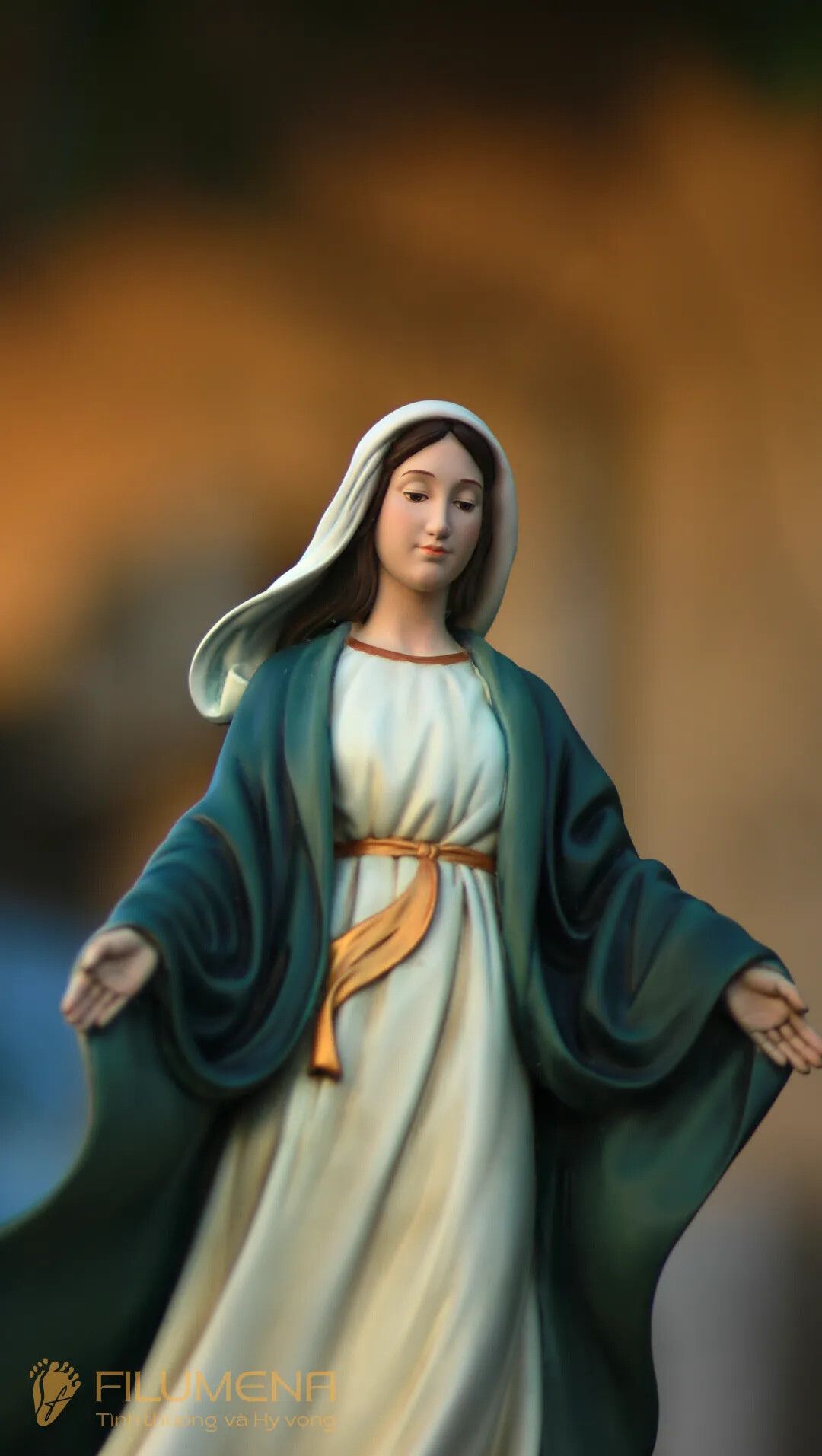 Tượng Đức Mẹ Ban Ơn tại TP. Hồ Chí Minh. Tượng Công giáo Filumena là tượng của Tình thương và Hy vọng. Bản quyền các tác phẩm tượng Công giáo thuộc về Filumena Art, Cộng hòa Pháp. Filumena sáng tác và sản xuất nhiều mẫu tượng Công giáo khác như Tượng Đức Mẹ, Tượng Đức Mẹ Fatima, Tượng Đức Mẹ Ban Ơn, Tượng Chúa, Tượng Chúa Giê-su