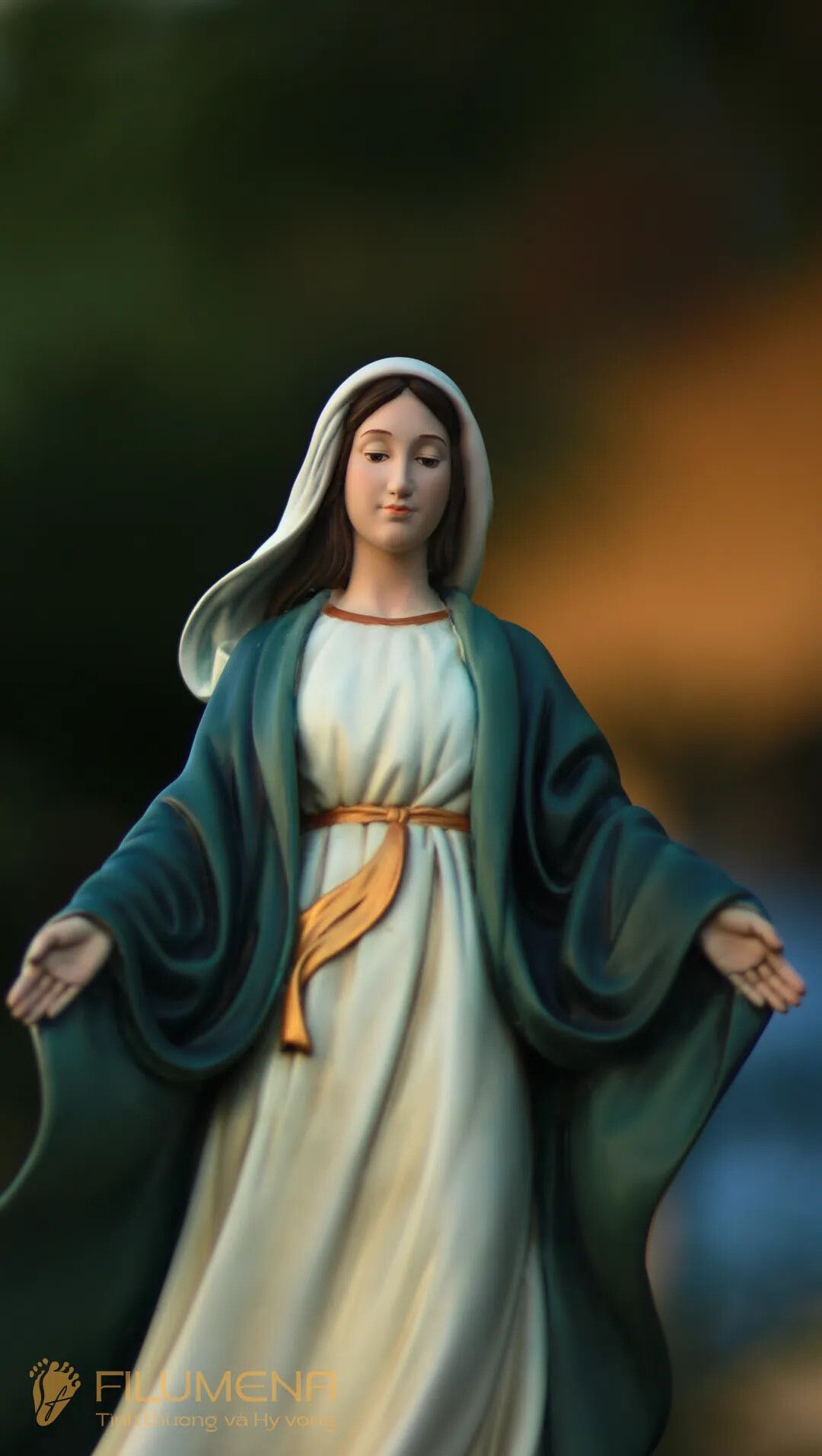 Tượng Đức Mẹ tại Hoa Kỳ. Tượng Công giáo Filumena là tượng của Tình thương và Hy vọng. Bản quyền các tác phẩm tượng Công giáo thuộc về Filumena Art, Cộng hòa Pháp. Filumena sáng tác và sản xuất nhiều mẫu tượng Công giáo khác như Bàn thờ Chúa và gia tiên, Bàn thờ Công giáo, Bàn thờ Công giáo, Tượng Đức Mẹ để xe ô tô, Tượng Đức Mẹ để xe hơi