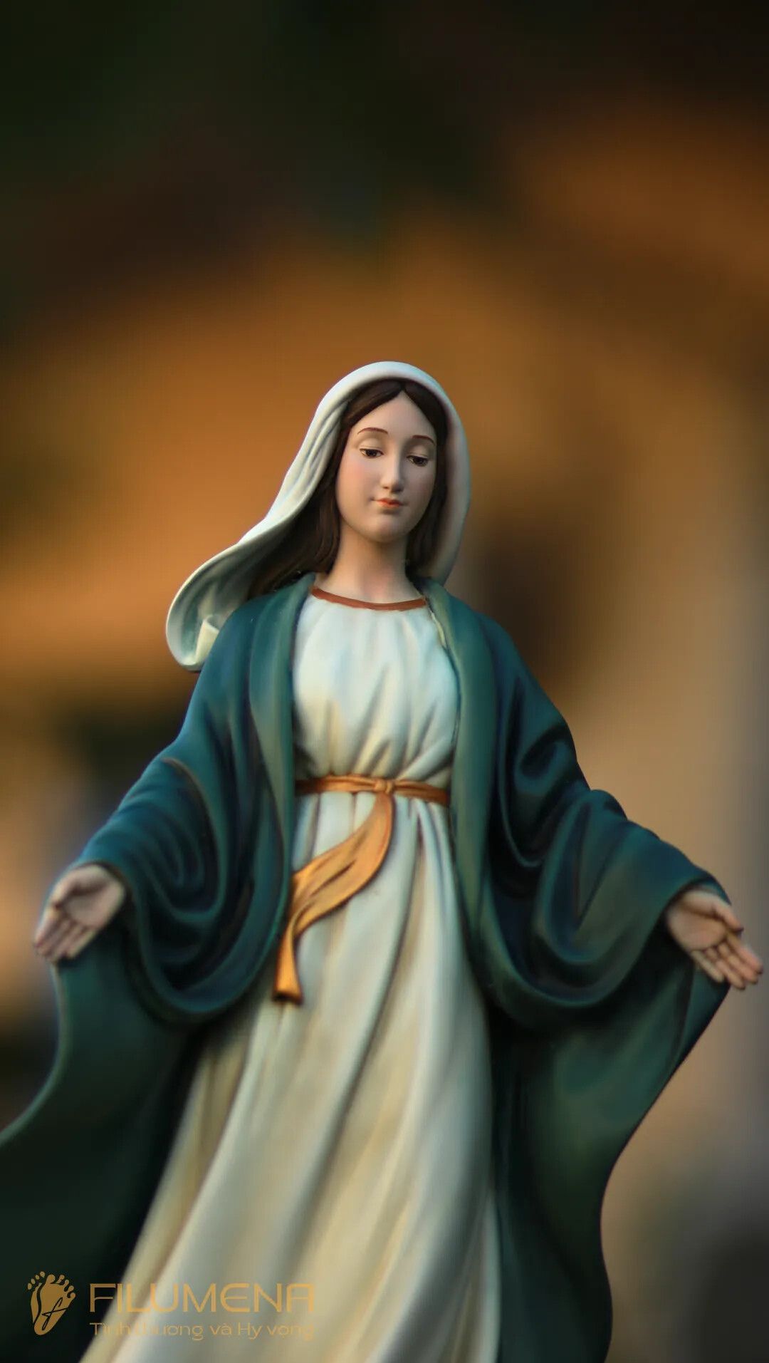 Tượng Đức Mẹ tại Hoa Kỳ. Tượng Công giáo Filumena là tượng của Tình thương và Hy vọng. Bản quyền các tác phẩm tượng Công giáo thuộc về Filumena Art, Cộng hòa Pháp. Filumena sáng tác và sản xuất nhiều mẫu tượng Công giáo khác như Bàn thờ Chúa và gia tiên, Bàn thờ Công giáo, Bàn thờ Công giáo, Tượng Đức Mẹ để xe ô tô, Tượng Đức Mẹ để xe hơi