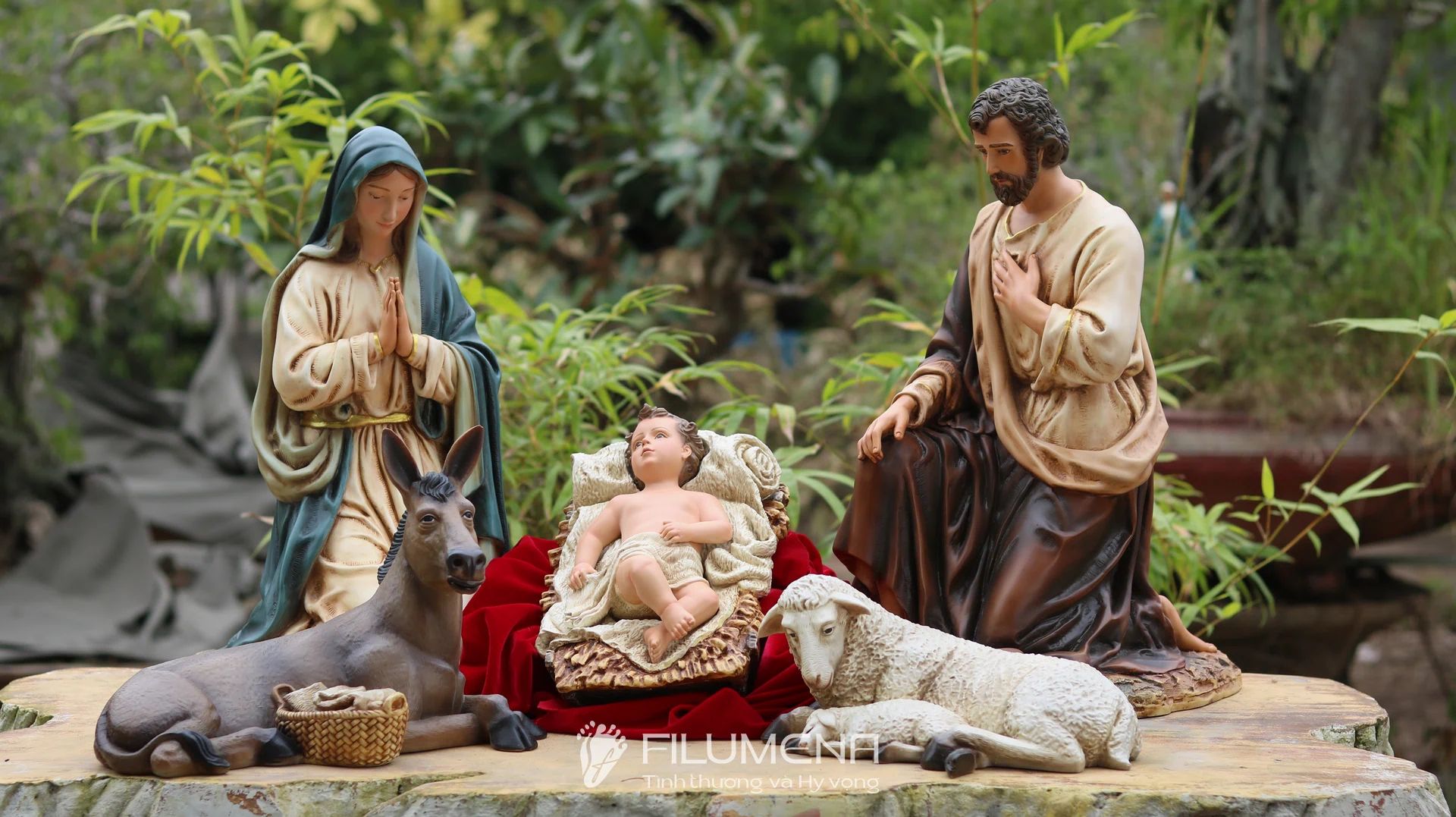 Bộ tượng Giáng sinh 50 cm tông màu sáng cổ điển do Filumena sáng tác