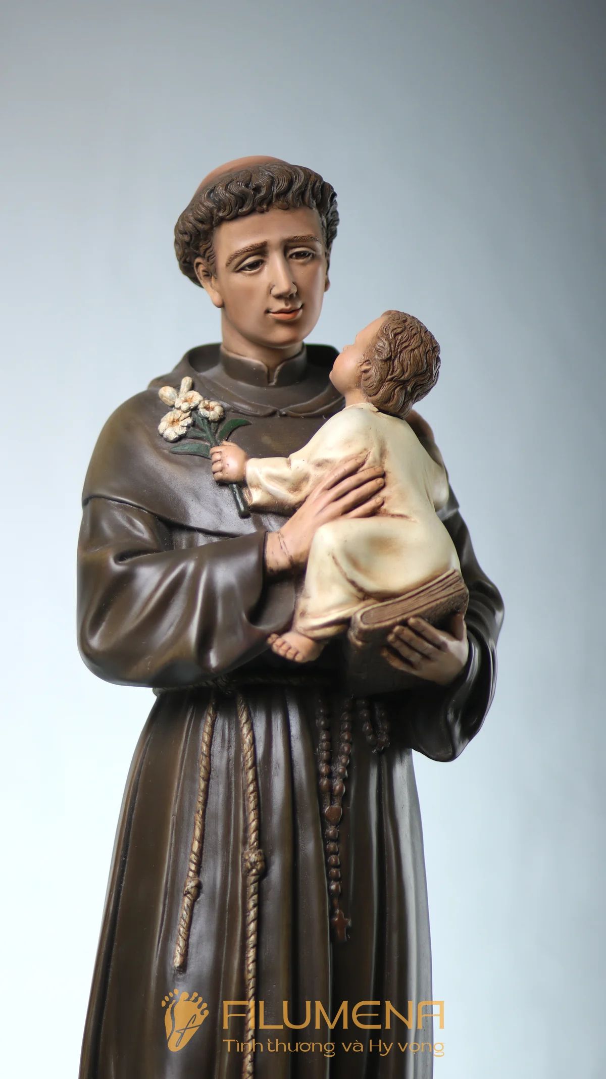 Tượng Thánh Antôn tại Đức Mẹ Núi Cúi. Tượng Công giáo Filumena là tượng của Tình thương và Hy vọng. Bản quyền các tác phẩm tượng Công giáo thuộc về Filumena Art, Cộng hòa Pháp. Filumena sáng tác và sản xuất nhiều mẫu tượng Công giáo khác như Tượng Chúa Giê-su, Tượng Chúa, Tượng Đức Mẹ Ban Ơn, Tượng Đức Mẹ Fatima, Tượng Đức Mẹ Lộ Đức