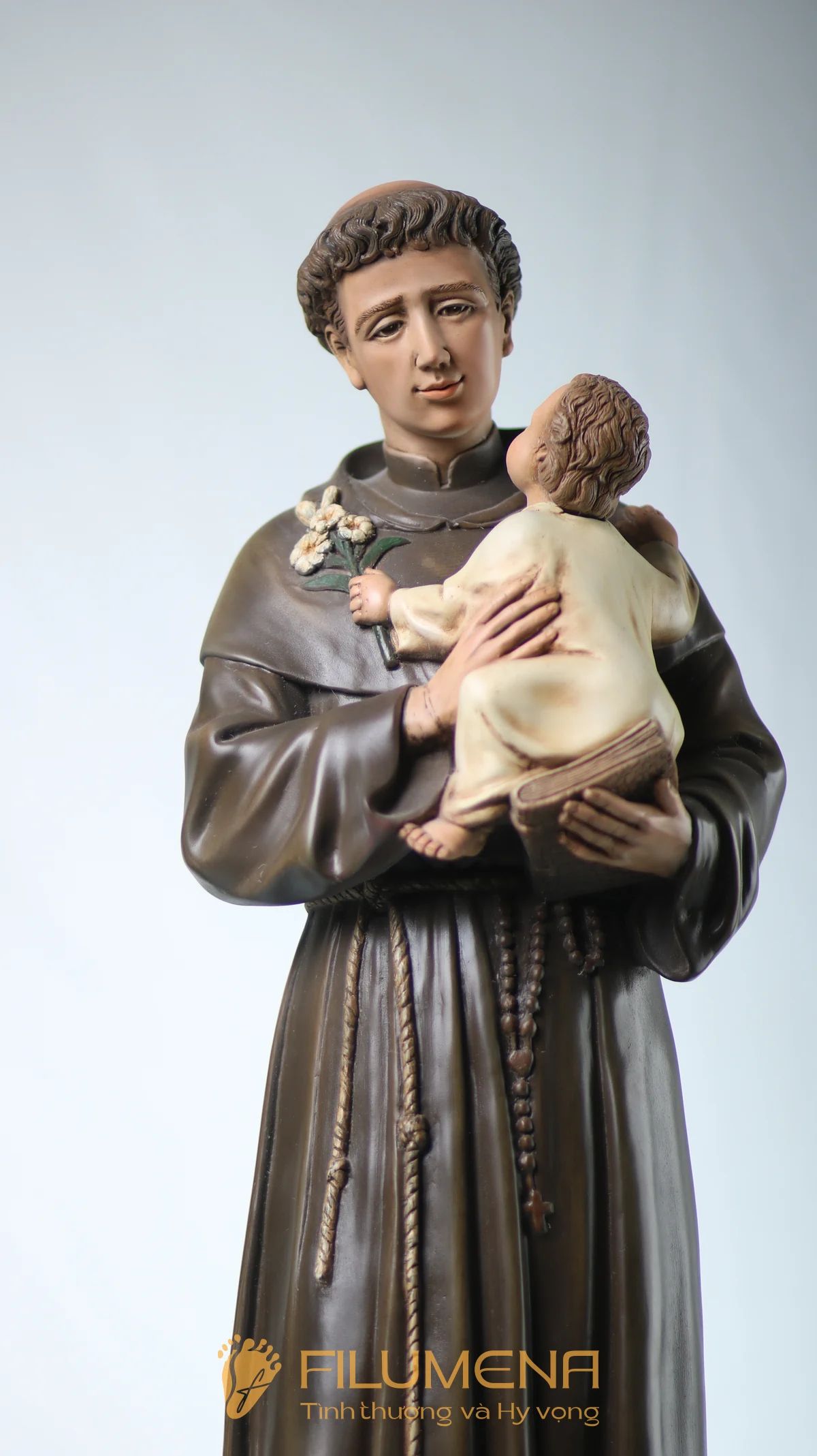Tượng Thánh Antôn tại Đức Mẹ Núi Cúi. Tượng Công giáo Filumena là tượng của Tình thương và Hy vọng. Bản quyền các tác phẩm tượng Công giáo thuộc về Filumena Art, Cộng hòa Pháp. Filumena sáng tác và sản xuất nhiều mẫu tượng Công giáo khác như Tượng Chúa Giê-su, Tượng Chúa, Tượng Đức Mẹ Ban Ơn, Tượng Đức Mẹ Fatima, Tượng Đức Mẹ Lộ Đức