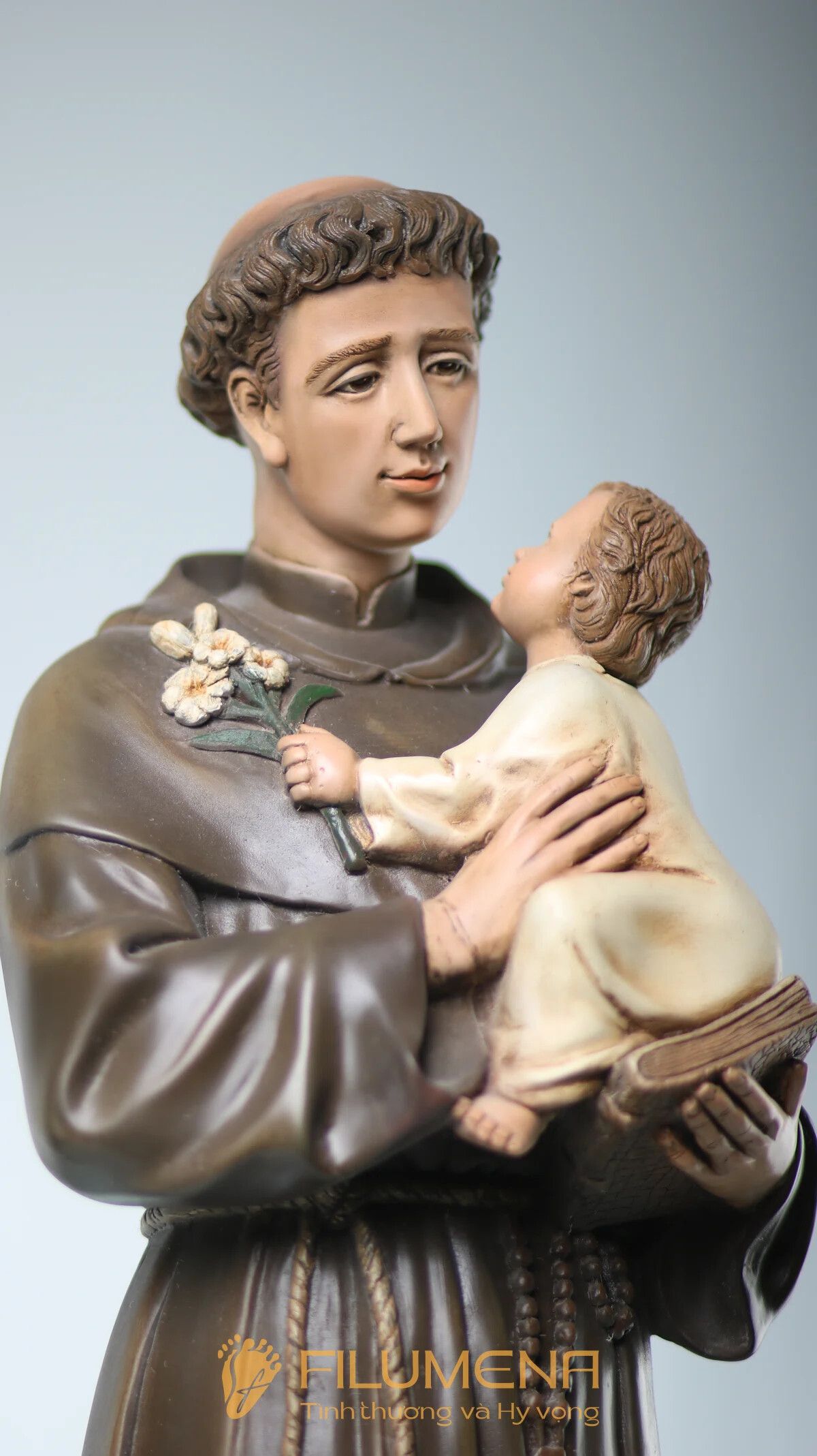 Tượng Thánh Antôn tại Nhà sách Nhà thờ lớn Hà Nội. Tượng Công giáo Filumena là tượng của Tình thương và Hy vọng. Bản quyền các tác phẩm tượng Công giáo thuộc về Filumena Art, Cộng hòa Pháp. Filumena sáng tác và sản xuất nhiều mẫu tượng Công giáo khác như Tượng Chúa Giê-su, Tượng Chúa, Tượng Đức Mẹ Ban Ơn, Tượng Đức Mẹ Fatima, Tượng Đức Mẹ Lộ Đức