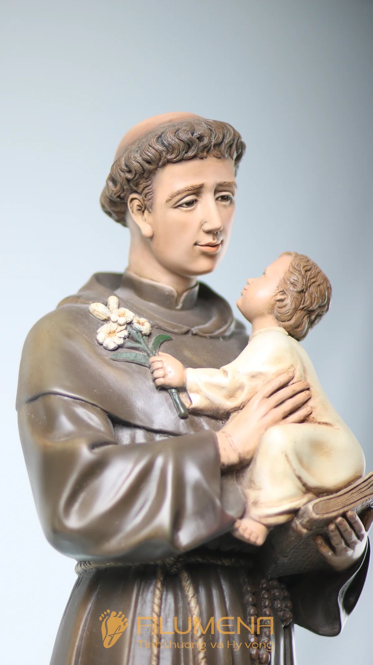 Tượng Thánh Antôn tại Đức Mẹ Núi Cúi. Tượng Công giáo Filumena là tượng của Tình thương và Hy vọng. Bản quyền các tác phẩm tượng Công giáo thuộc về Filumena Art, Cộng hòa Pháp. Filumena sáng tác và sản xuất nhiều mẫu tượng Công giáo khác như Tượng Chúa Giê-su, Tượng Chúa, Tượng Đức Mẹ Ban Ơn, Tượng Đức Mẹ Fatima, Tượng Đức Mẹ Lộ Đức