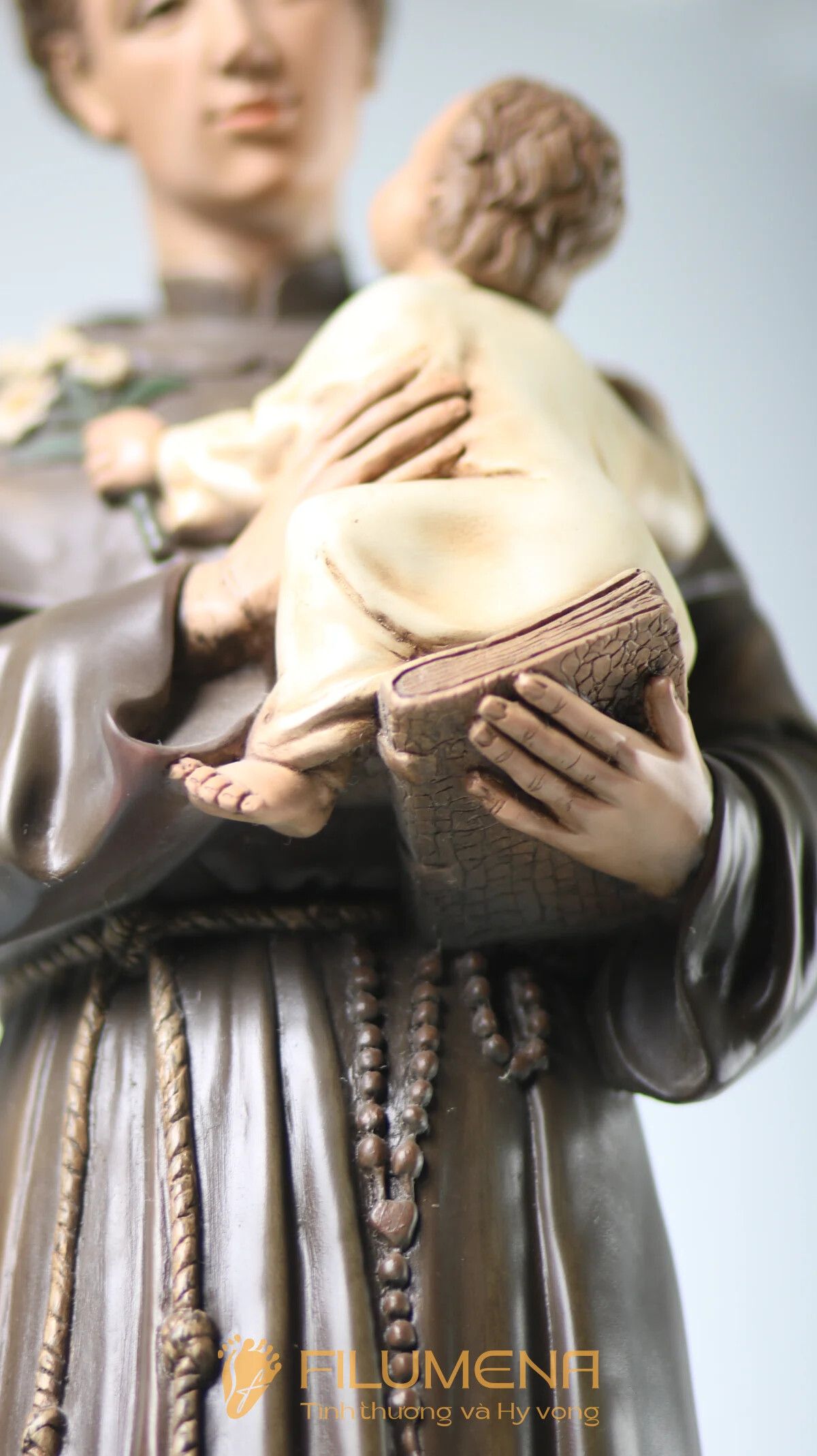 Tượng Thánh Antôn tại Nhà sách Nhà thờ lớn Hà Nội. Tượng Công giáo Filumena là tượng của Tình thương và Hy vọng. Bản quyền các tác phẩm tượng Công giáo thuộc về Filumena Art, Cộng hòa Pháp. Filumena sáng tác và sản xuất nhiều mẫu tượng Công giáo khác như Tượng Chúa Giê-su, Tượng Chúa, Tượng Đức Mẹ Ban Ơn, Tượng Đức Mẹ Fatima, Tượng Đức Mẹ Lộ Đức