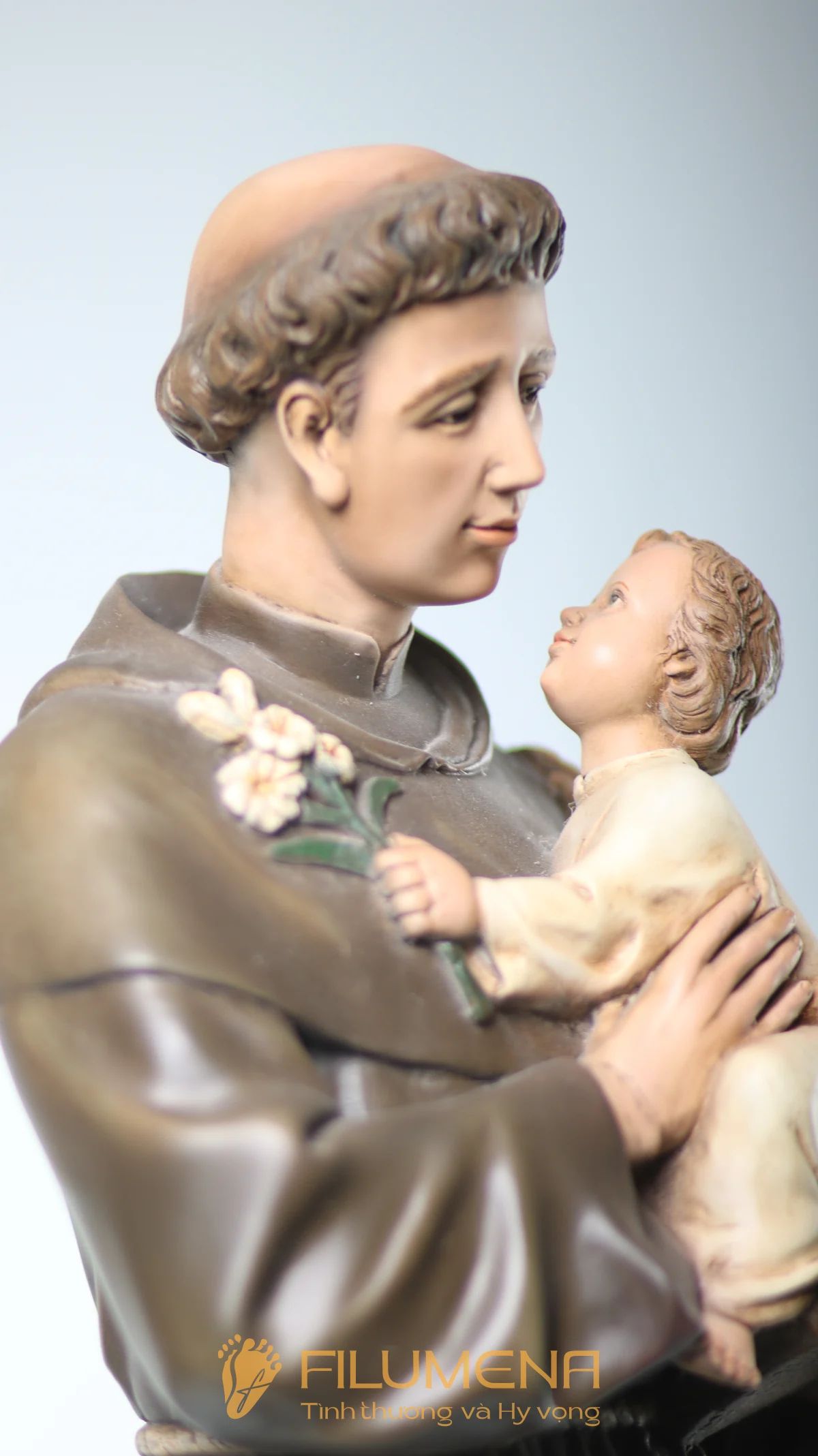 Tượng Thánh Antôn tại Đức Mẹ Núi Cúi. Tượng Công giáo Filumena là tượng của Tình thương và Hy vọng. Bản quyền các tác phẩm tượng Công giáo thuộc về Filumena Art, Cộng hòa Pháp. Filumena sáng tác và sản xuất nhiều mẫu tượng Công giáo khác như Tượng Chúa Giê-su, Tượng Chúa, Tượng Đức Mẹ Ban Ơn, Tượng Đức Mẹ Fatima, Tượng Đức Mẹ Lộ Đức
