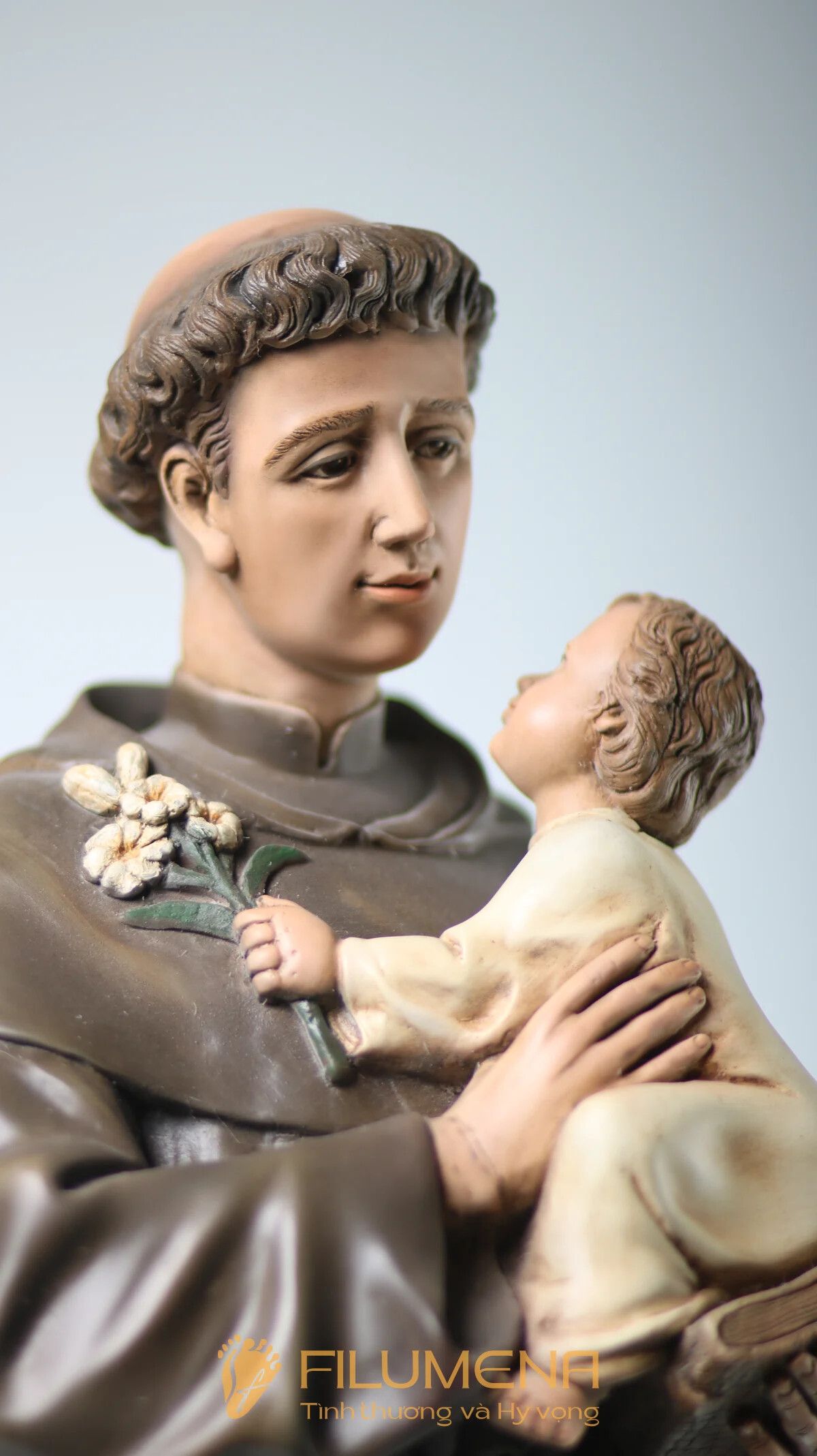 Tượng Thánh Antôn tại Nhà sách Nhà thờ lớn Hà Nội. Tượng Công giáo Filumena là tượng của Tình thương và Hy vọng. Bản quyền các tác phẩm tượng Công giáo thuộc về Filumena Art, Cộng hòa Pháp. Filumena sáng tác và sản xuất nhiều mẫu tượng Công giáo khác như Tượng Chúa Giê-su, Tượng Chúa, Tượng Đức Mẹ Ban Ơn, Tượng Đức Mẹ Fatima, Tượng Đức Mẹ Lộ Đức