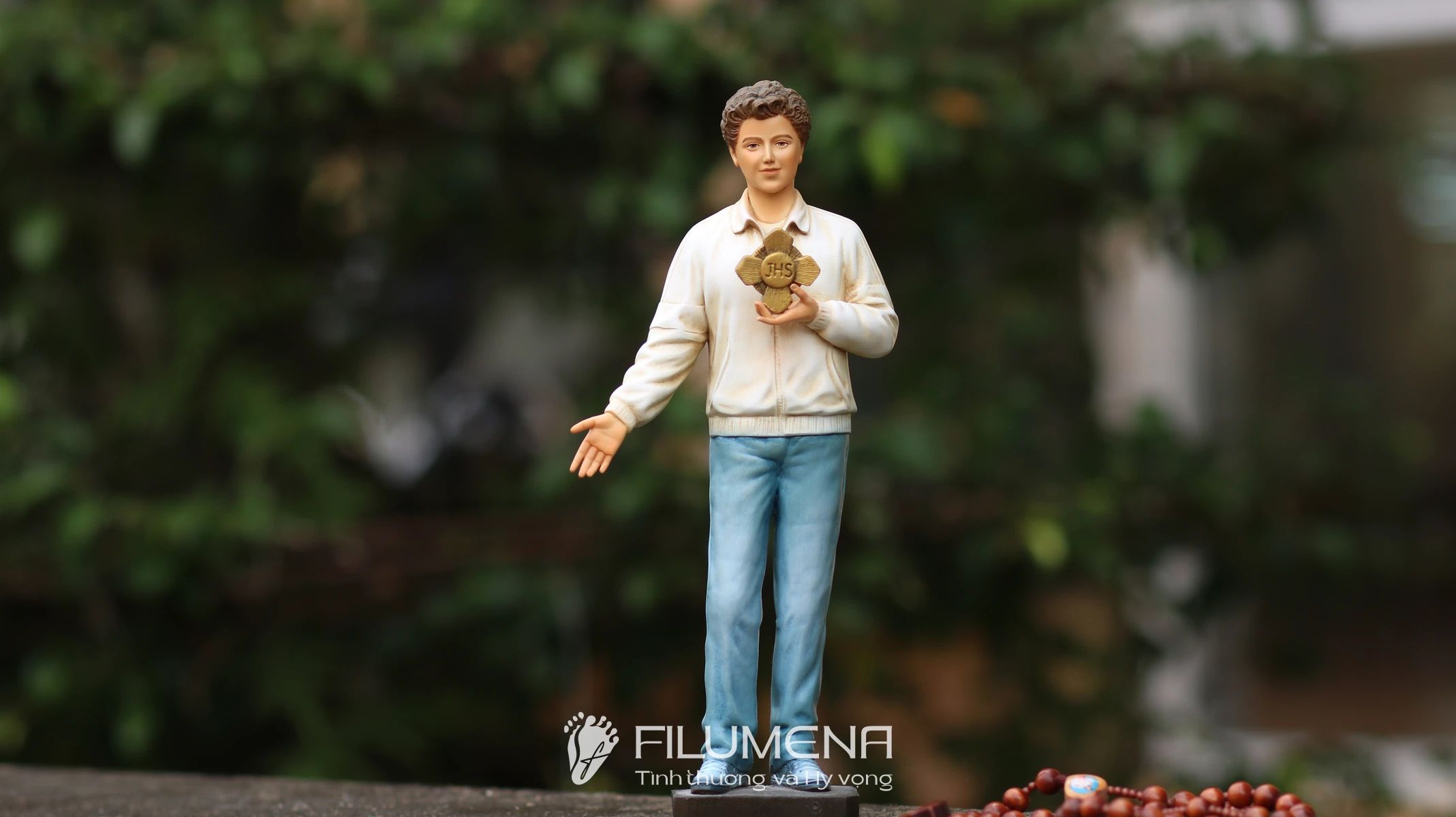 Hình ảnh tượng Thánh Acutis do Filumena sáng tác: quần jean và áo khoác sáng màu trẻ trung