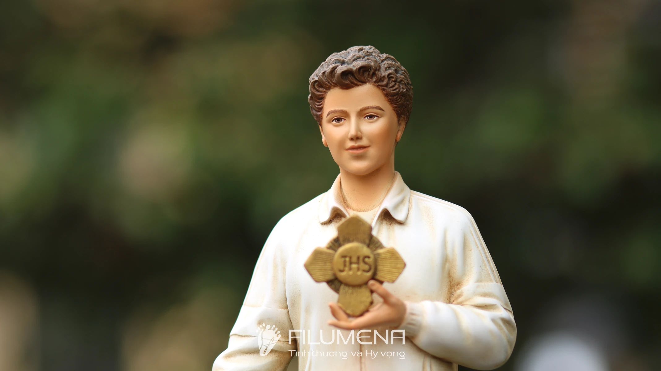 Tượng Thánh Acutis do Filumena sáng tác và hoàn thiện thủ công, nhấn mạnh sự thánh thiện đời thường và lòng yêu mến Thánh Thể.