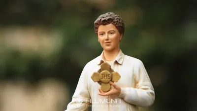 Hình ảnh tượng Thánh Carlo Acutis do Filumena sáng tác: quần jean và áo khoác sáng màu trẻ trung.