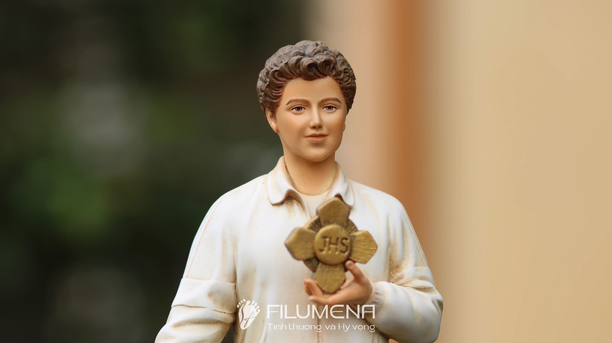 Hình ảnh tượng Thánh Acutis do Filumena sáng tác: quần jean và áo khoác sáng màu trẻ trung