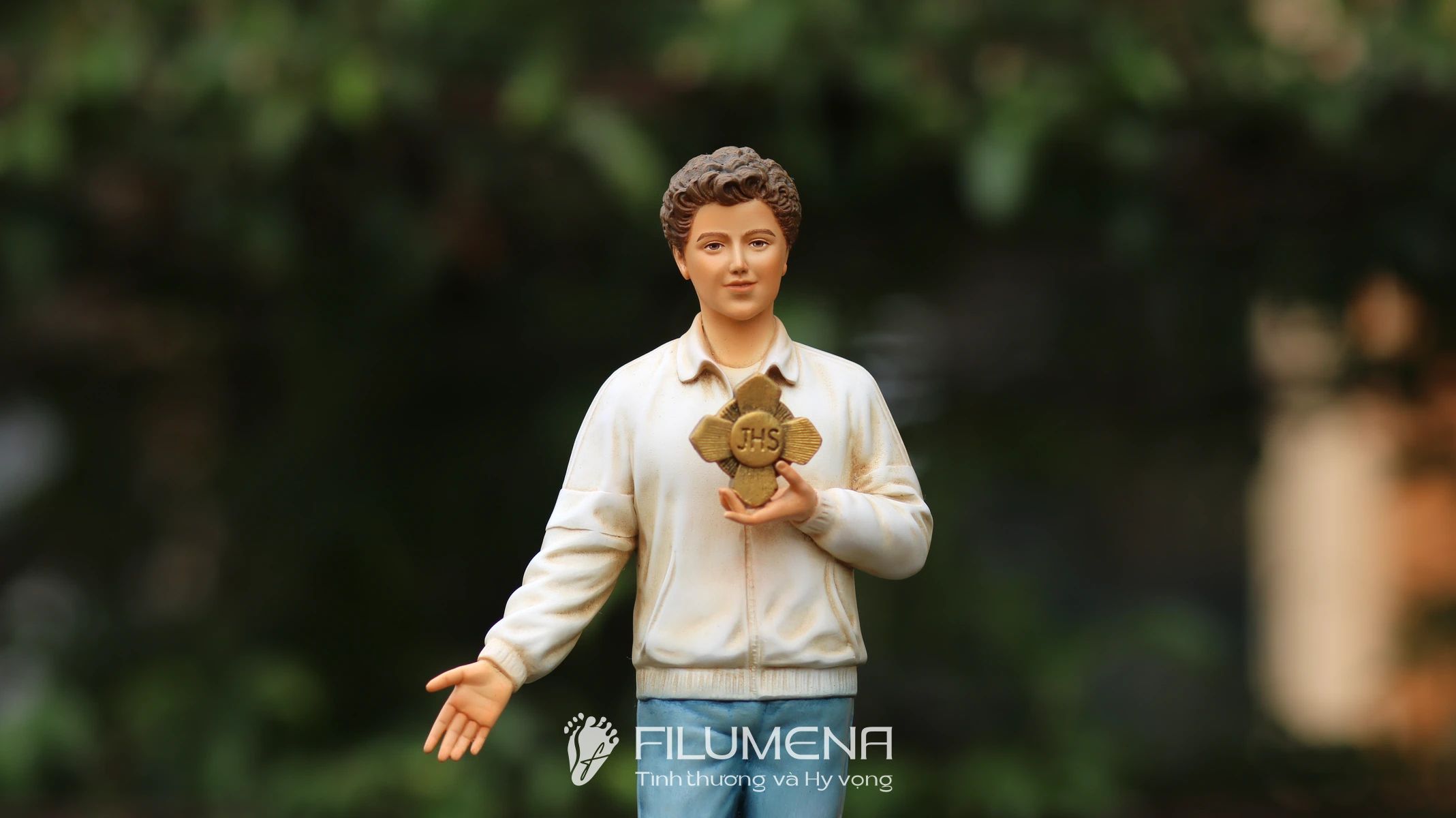 Tượng Công giáo tại Nhà sách Đức Bà Hòa Bình Sài Gòn. Tượng Công giáo Filumena là tượng của Tình thương và Hy vọng. Bản quyền các tác phẩm tượng Công giáo thuộc về Filumena Art, Cộng hòa Pháp. Filumena sáng tác và sản xuất nhiều mẫu tượng Công giáo khác như Tượng công giáo mini, Tượng chịu nạn, Tượng Chúa Giê-su, Tượng Chúa, Tượng Đức Mẹ Ban Ơn