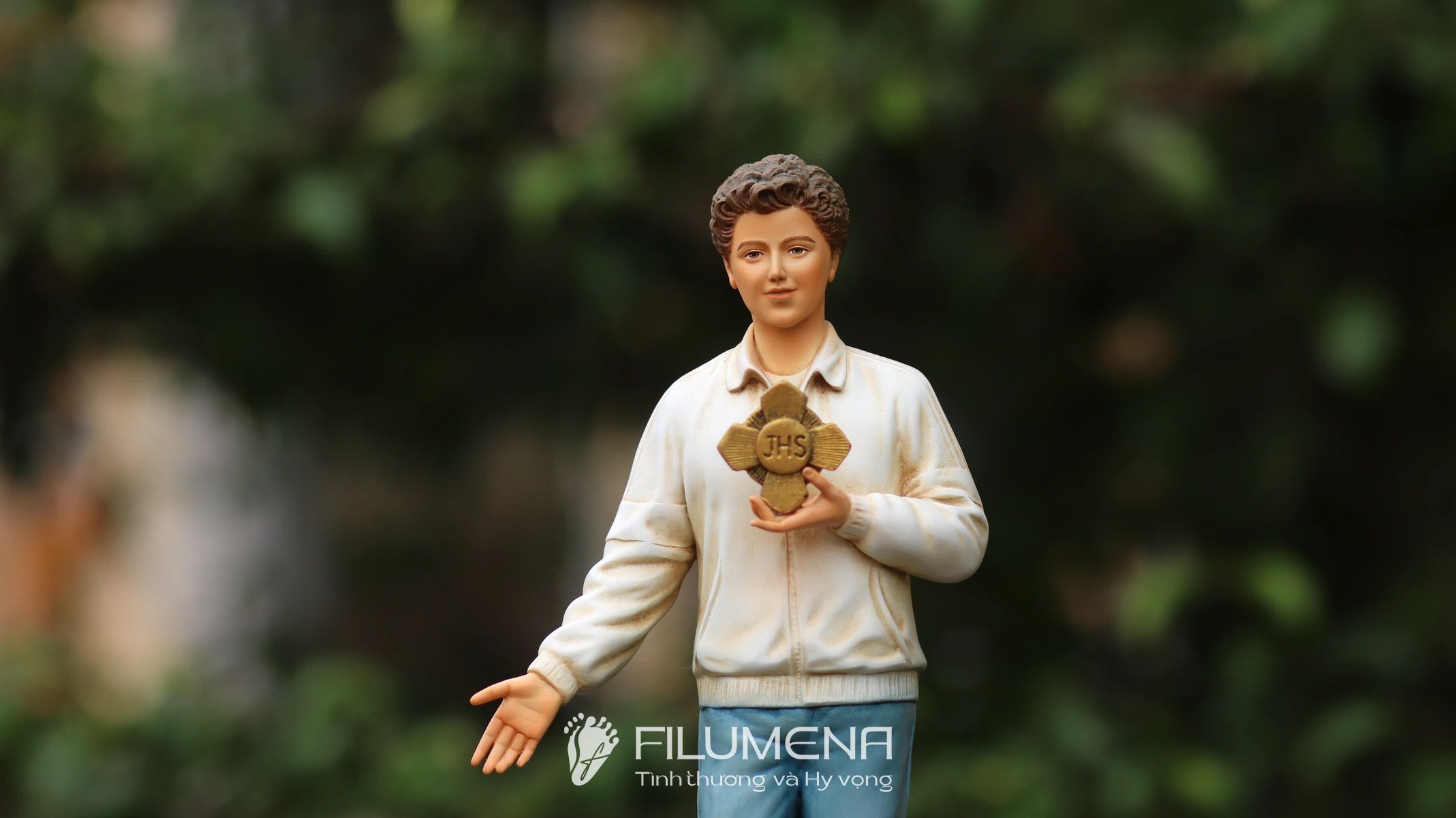 Hình ảnh tượng Thánh Acutis do Filumena sáng tác: quần jean và áo khoác sáng màu trẻ trung