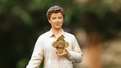 Hình ảnh tượng Thánh Acutis do Filumena sáng tác: quần jean và áo khoác sáng màu trẻ trung