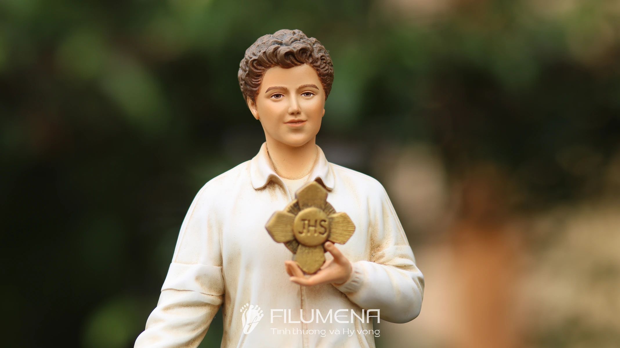 Hình ảnh tượng Thánh Acutis do Filumena sáng tác: quần jean và áo khoác sáng màu trẻ trung