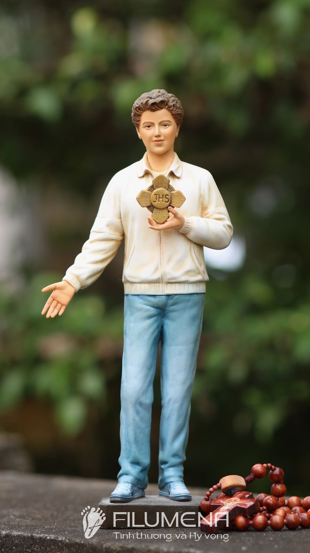 Hình ảnh tượng Thánh Acutis do Filumena sáng tác: quần jean và áo khoác sáng màu trẻ trung