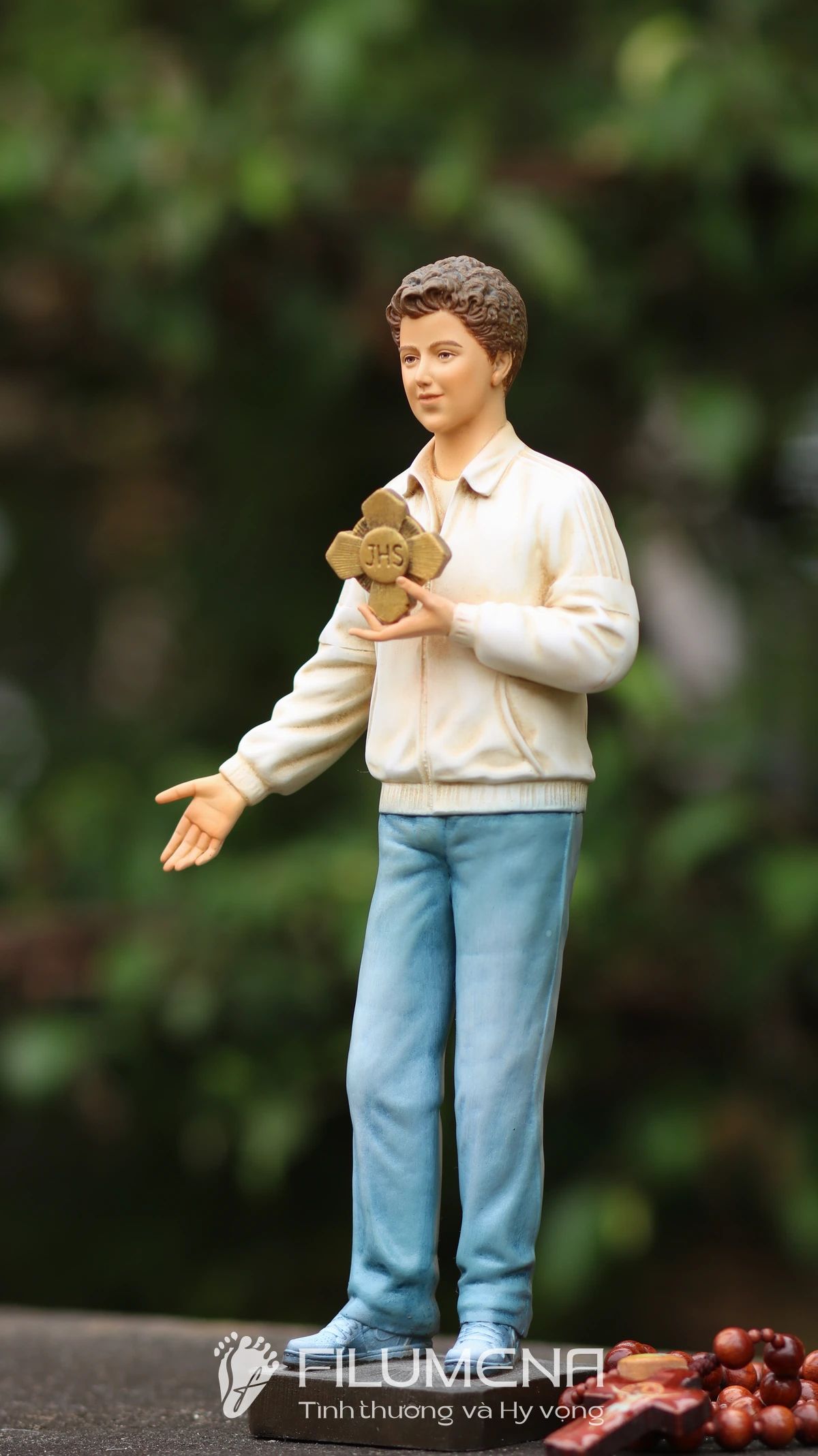 Hình ảnh tượng Thánh Acutis do Filumena sáng tác: quần jean và áo khoác sáng màu trẻ trung