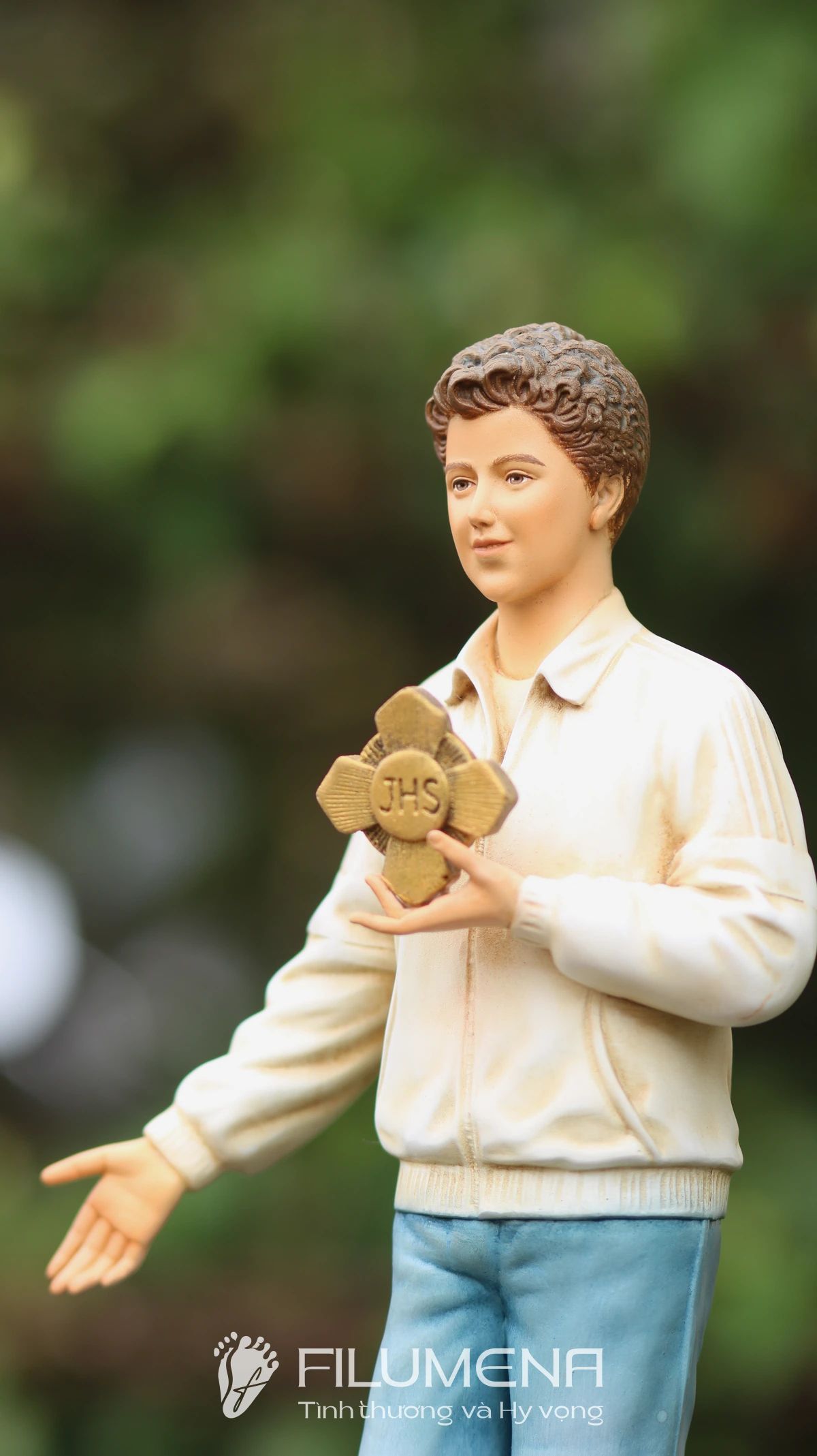 Hình ảnh tượng Thánh Acutis do Filumena sáng tác: quần jean và áo khoác sáng màu trẻ trung