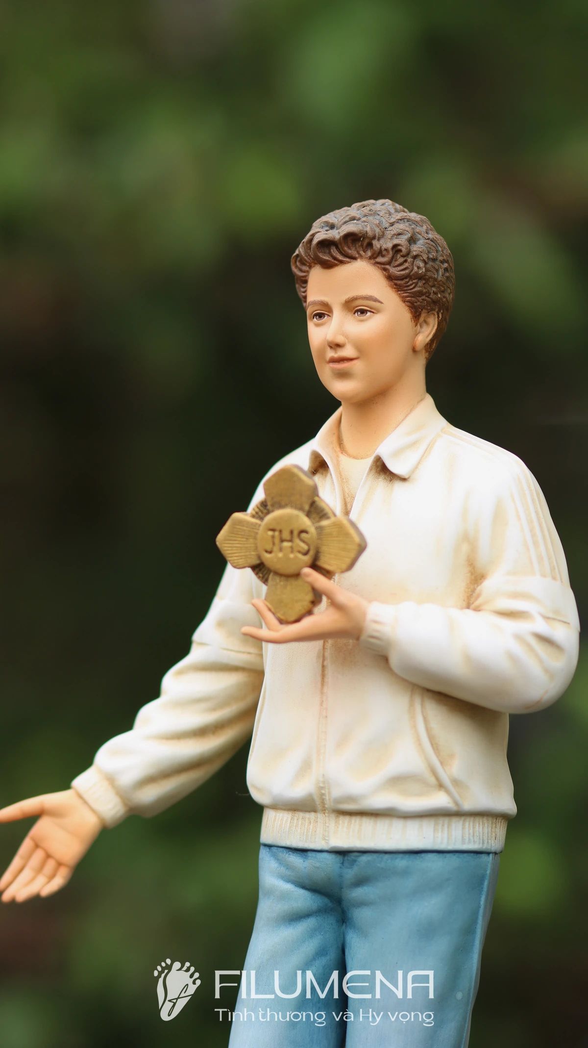 Tượng Thánh Acutis do Filumena sáng tác và hoàn thiện thủ công, nhấn mạnh sự thánh thiện đời thường và lòng yêu mến Thánh Thể.