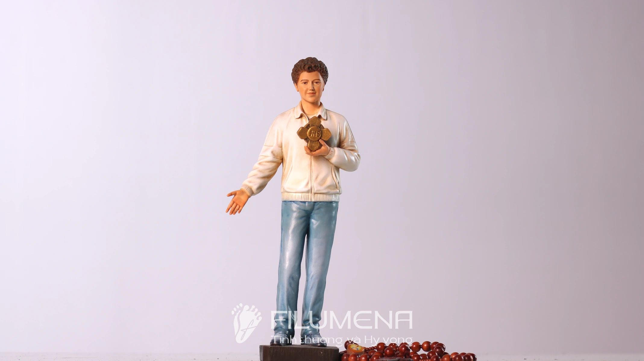 Tượng Thánh Carlo Acutis 25 cm: áo màu sáng, quần jean trẻ trung