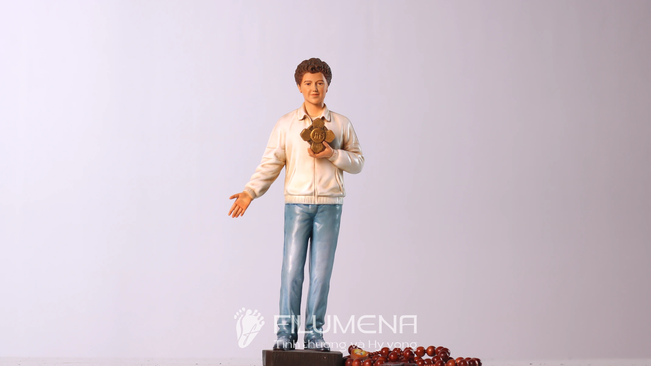 Tượng Thánh Carlo Acutis 25 cm áo màu sáng, quần jean trẻ trung, thần thái hiền hòa