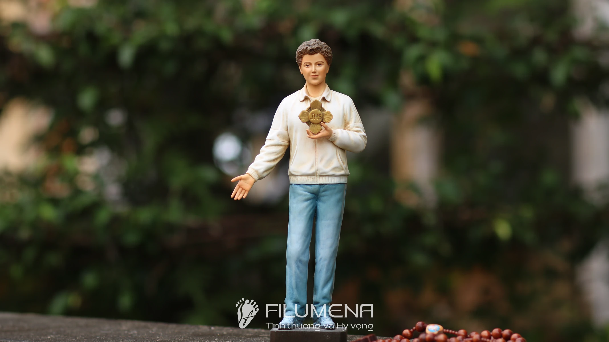 Tượng Thánh Carlo Acutis với phong thái trẻ trung, gợi lòng yêu mến Thánh Thể.