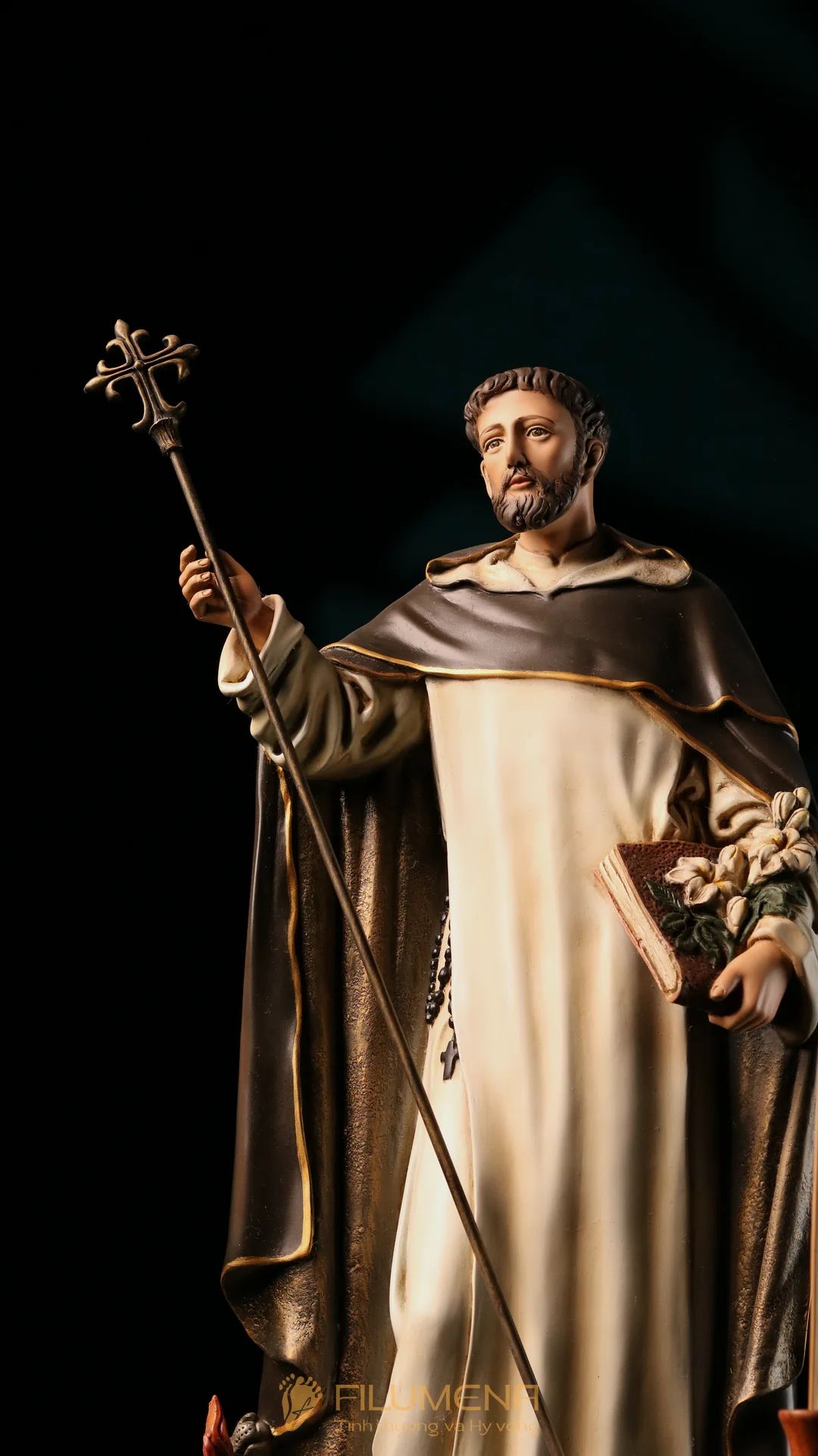 Hình ảnh tượng Thánh Đa Minh: tu phục trắng đen, Kinh Thánh và nhành huệ