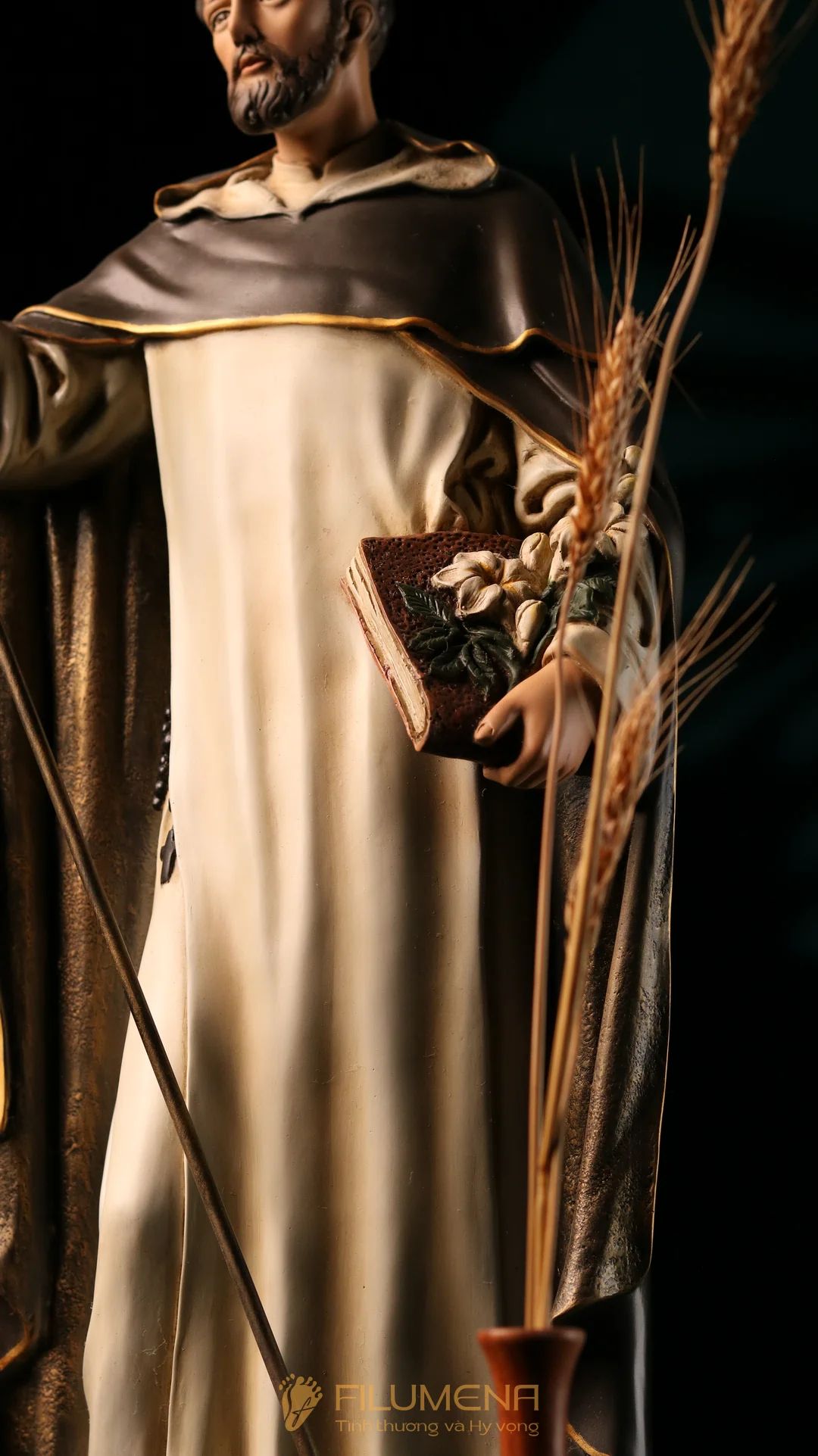 Hình ảnh tượng Thánh Đa Minh: tu phục trắng đen, Kinh Thánh và nhành huệ