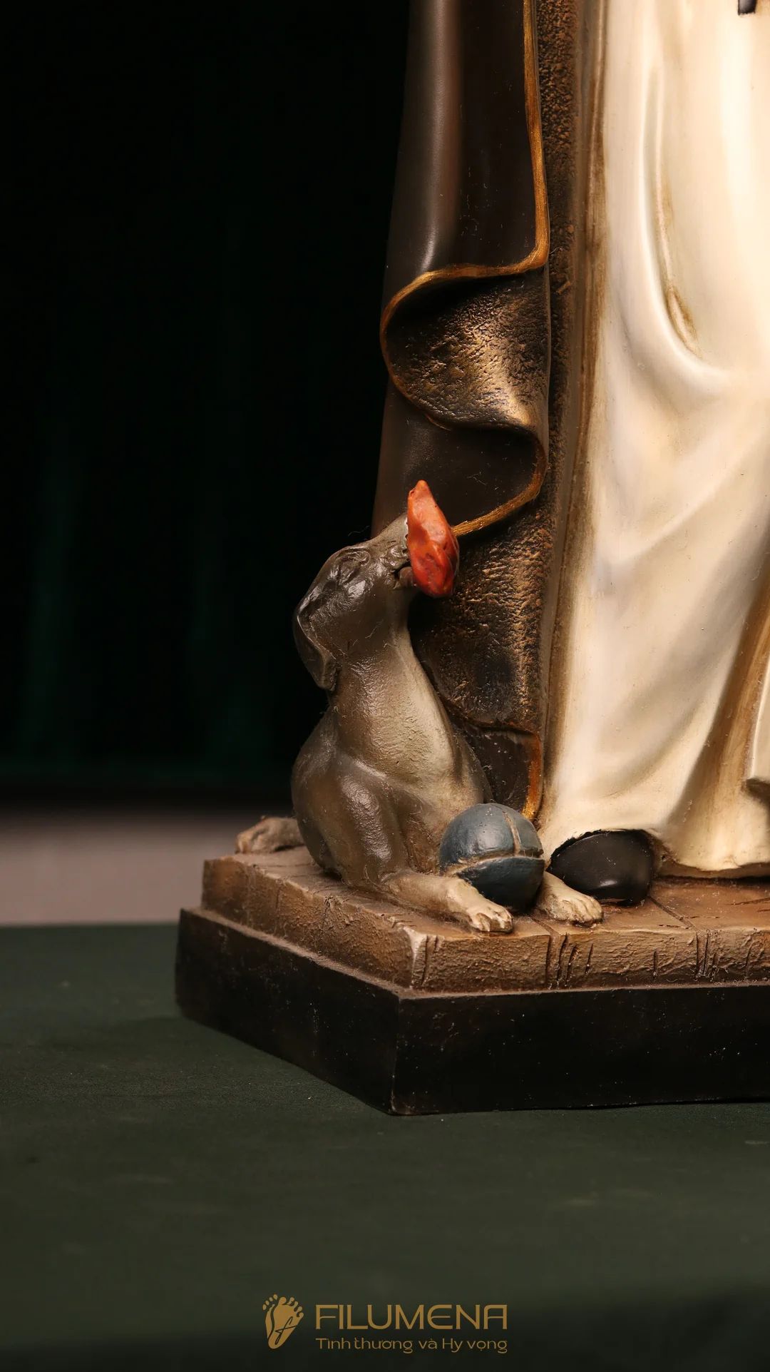 Hình ảnh tượng Thánh Đa Minh: tu phục trắng đen, Kinh Thánh và nhành huệ