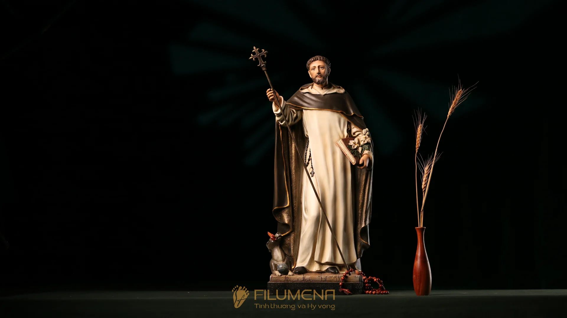 Hình ảnh tượng Thánh Đa Minh: tu phục trắng đen, Kinh Thánh và nhành huệ