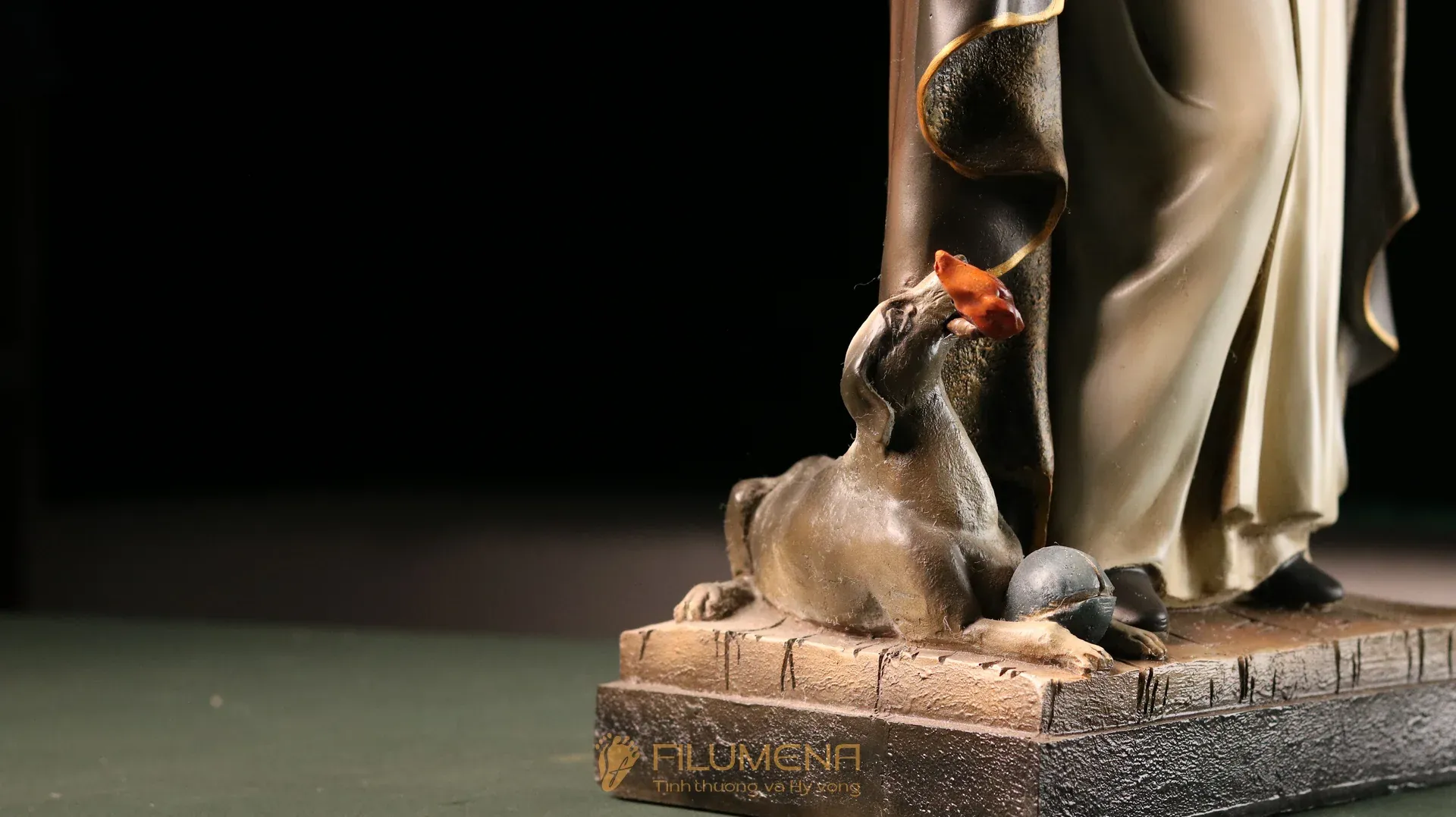 Tượng Đức Mẹ Fatima tại nước ngoài. Tượng Công Giáo Filumena được sáng tác bởi các nghệ sĩ Filumena. Mỗi tác phẩm đều là đóng góp của quý vị cho các việc bác ái. Tượng làm bằng chất liệu bột đá tự nhiên và resin, có đủ các kích thước từ 15, 20 cm tới 1m và lớn hơn nữa.