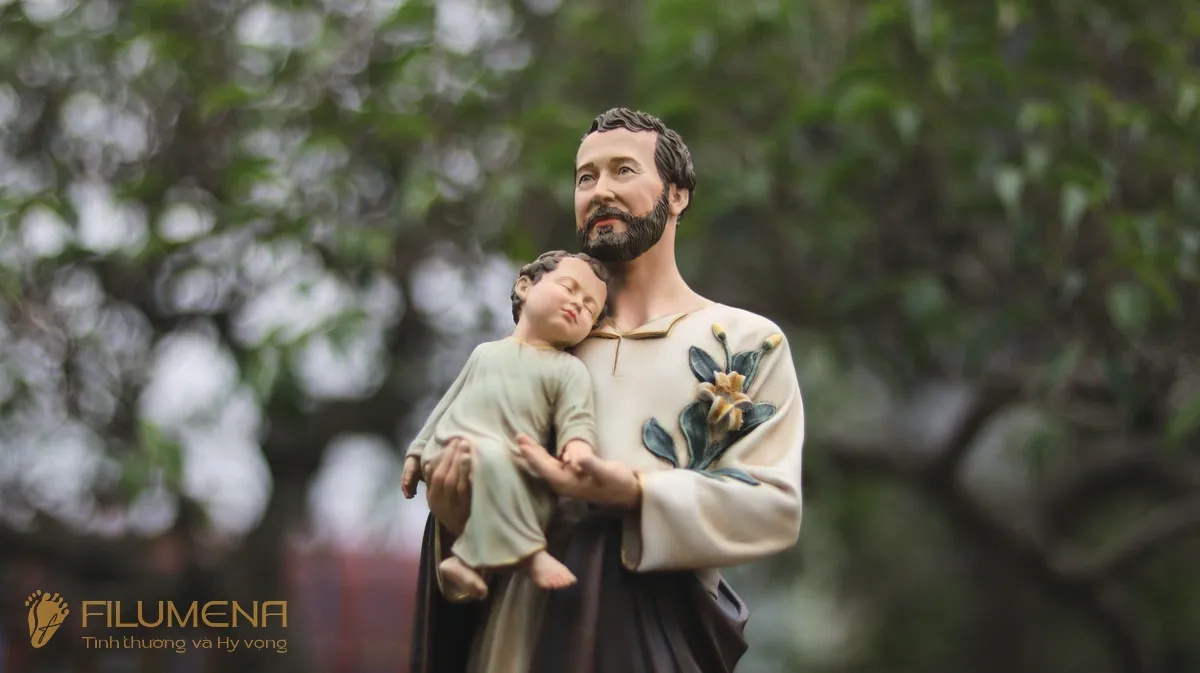 Tượng Chúa Giê-su tại Buôn Mê Thuột. Tượng Công Giáo Filumena được sáng tác bởi các nghệ sĩ Filumena. Mỗi tác phẩm đều là đóng góp của quý vị cho các việc bác ái. Tượng làm bằng chất liệu bột đá tự nhiên và resin, có đủ các kích thước từ 15, 20 cm tới 1m và lớn hơn nữa.