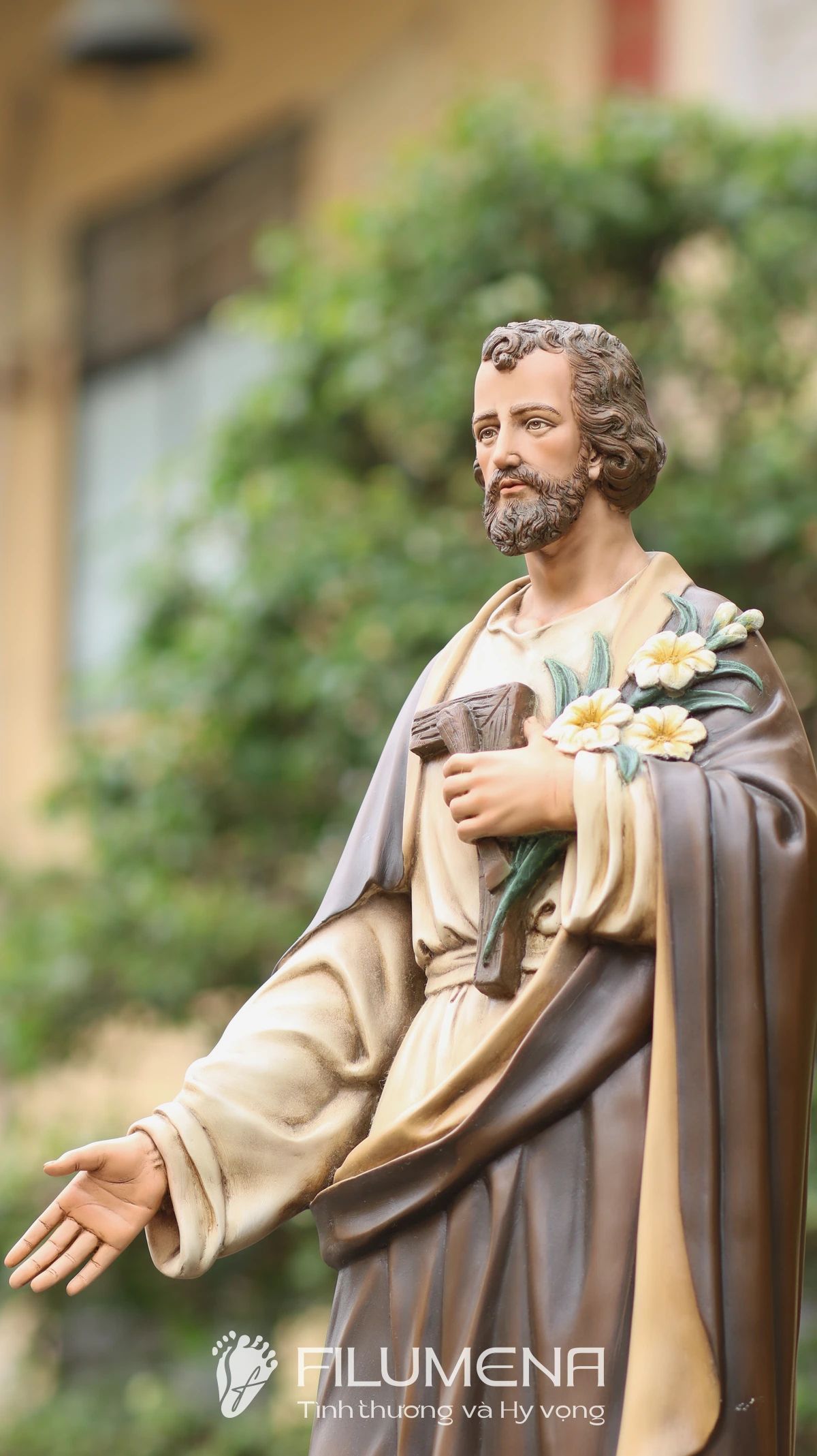 Bàn thờ Chúa tại Kiên Lao. Tượng Công giáo Filumena là tượng của Tình thương và Hy vọng. Bản quyền các tác phẩm tượng Công giáo thuộc về Filumena Art, Cộng hòa Pháp. Filumena sáng tác và sản xuất nhiều mẫu tượng Công giáo khác như Bàn thờ Công giáo, Bàn thờ Chúa và gia tiên, Tượng Đức Mẹ La Vang, Tượng Chúa hài đồng, Tượng Giáng sinh mini