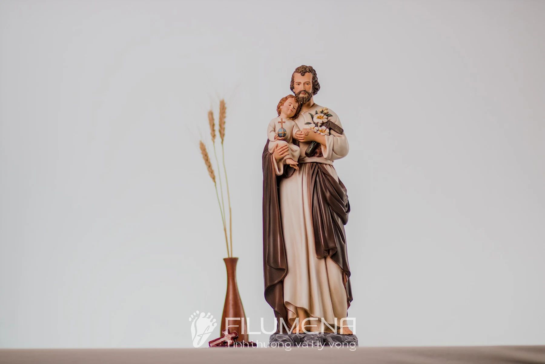 Cận cảnh Thánh Giu-se ôm Chúa Hài Đồng