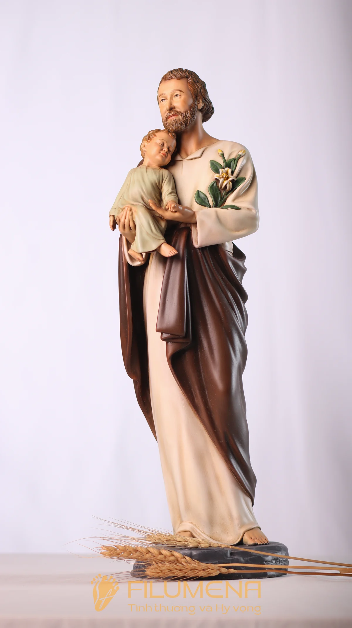 Mẫu tượng Thánh Giu-se bế Chúa cao 40 cm màu M1 trong không gian thờ phượng gia đình