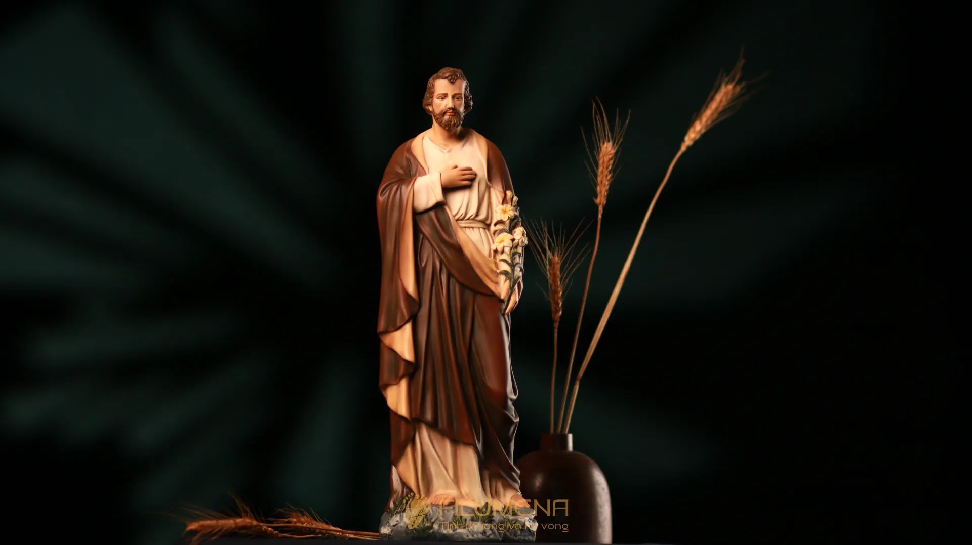 Tượng Thánh Giuse Hoa Huệ của Filumena đặt trang trọng trong không gian cầu nguyện