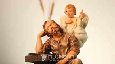 Tượng Thánh Giuse ngủ màu nâu nhạt của Filumena, phù hợp góc cầu nguyện nhỏ, kệ gỗ và bàn thờ gia đình