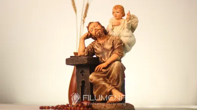 Tượng Thánh Giuse ngủ màu nâu nhạt của Filumena, phù hợp góc cầu nguyện nhỏ, kệ gỗ và bàn thờ gia đình